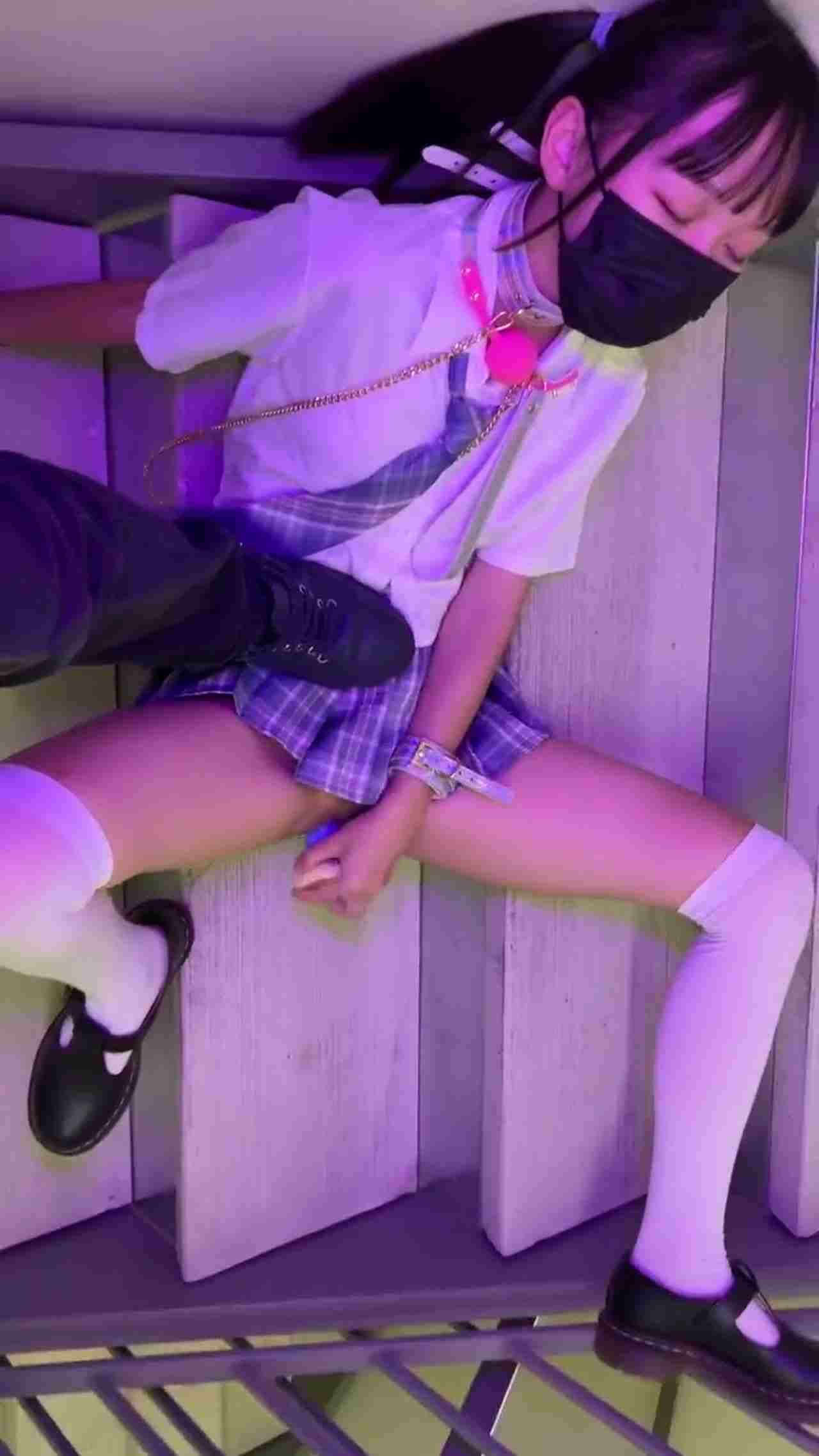  学生制服妹当母狗在楼梯间被我喷了一身都是 的剧照3