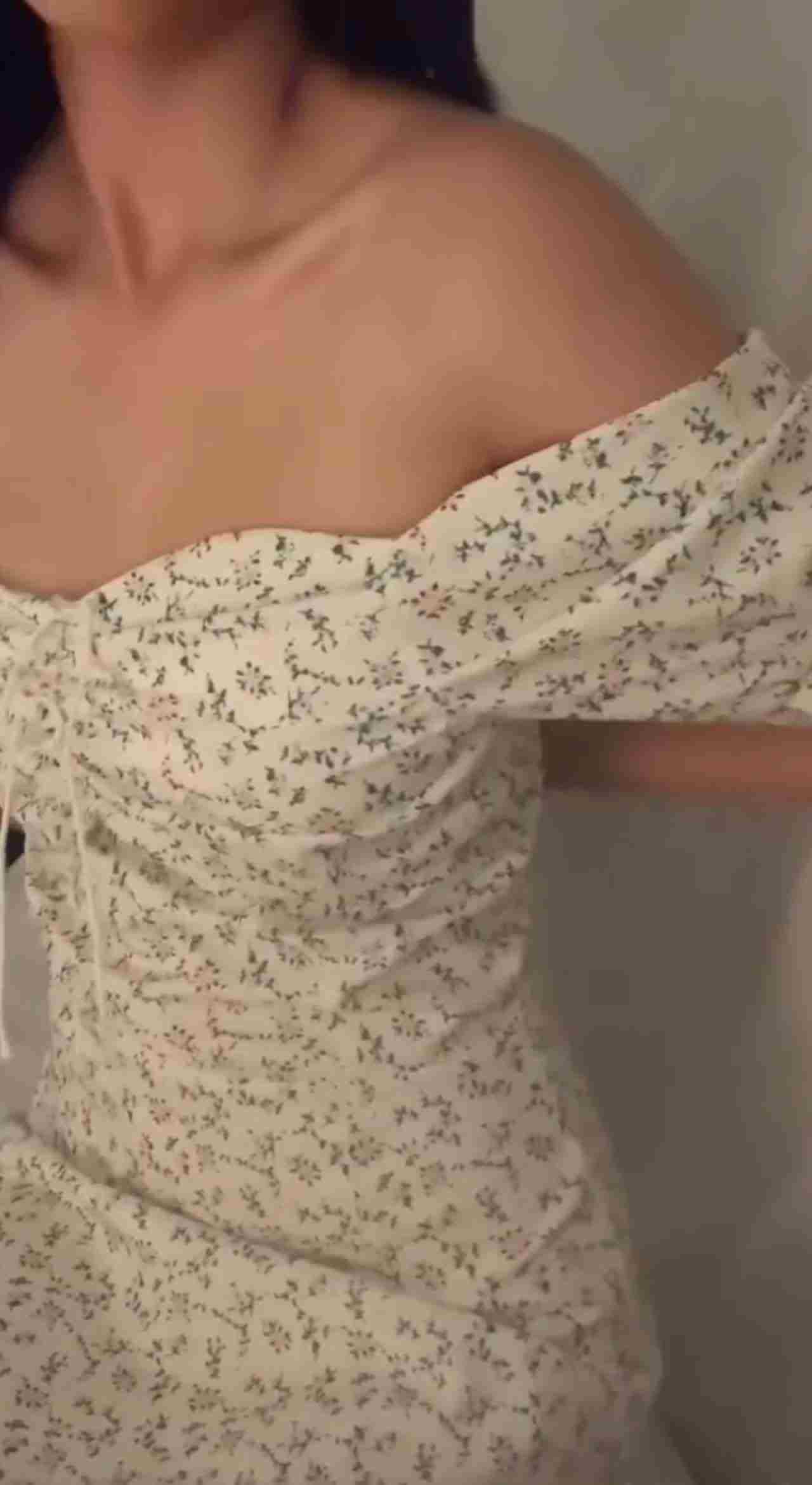  小姐姐们在家没事的时候喜欢玩自己的大奶子 的剧照3