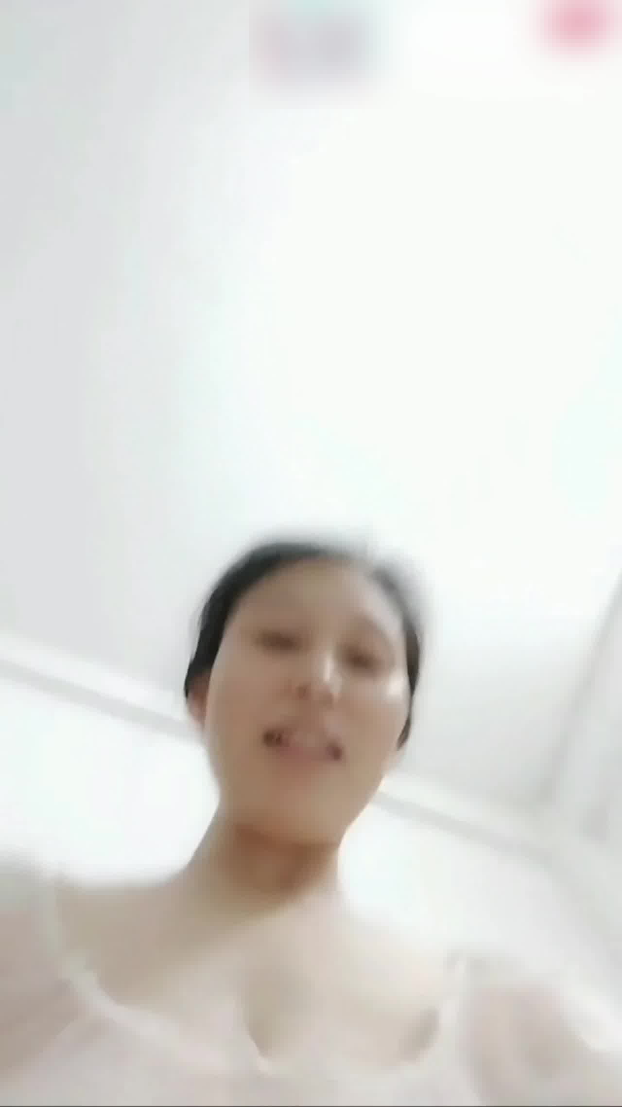  熟女 超大奶头 的剧照3