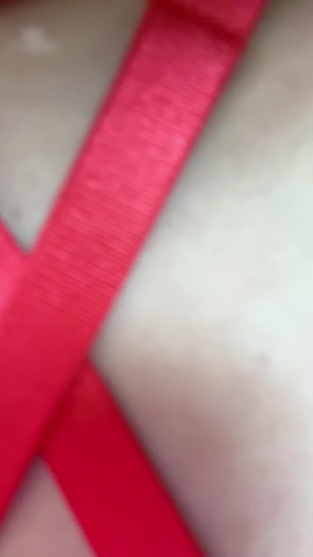  红色绑带play，诱惑老公吃小穴白浆 的剧照6