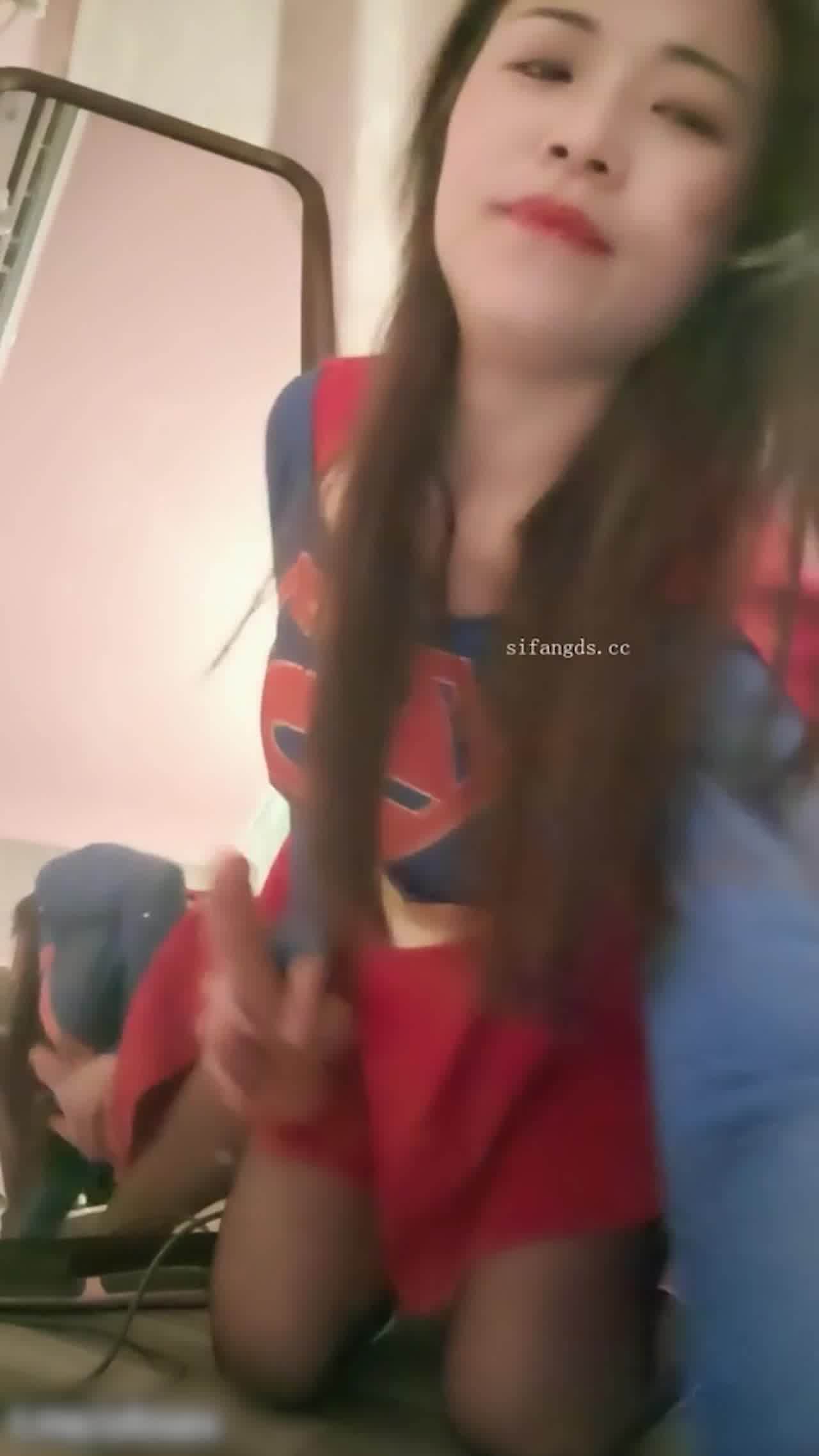  开裆油亮黑丝长筒靴超人自慰白浆喷尿 的剧照4