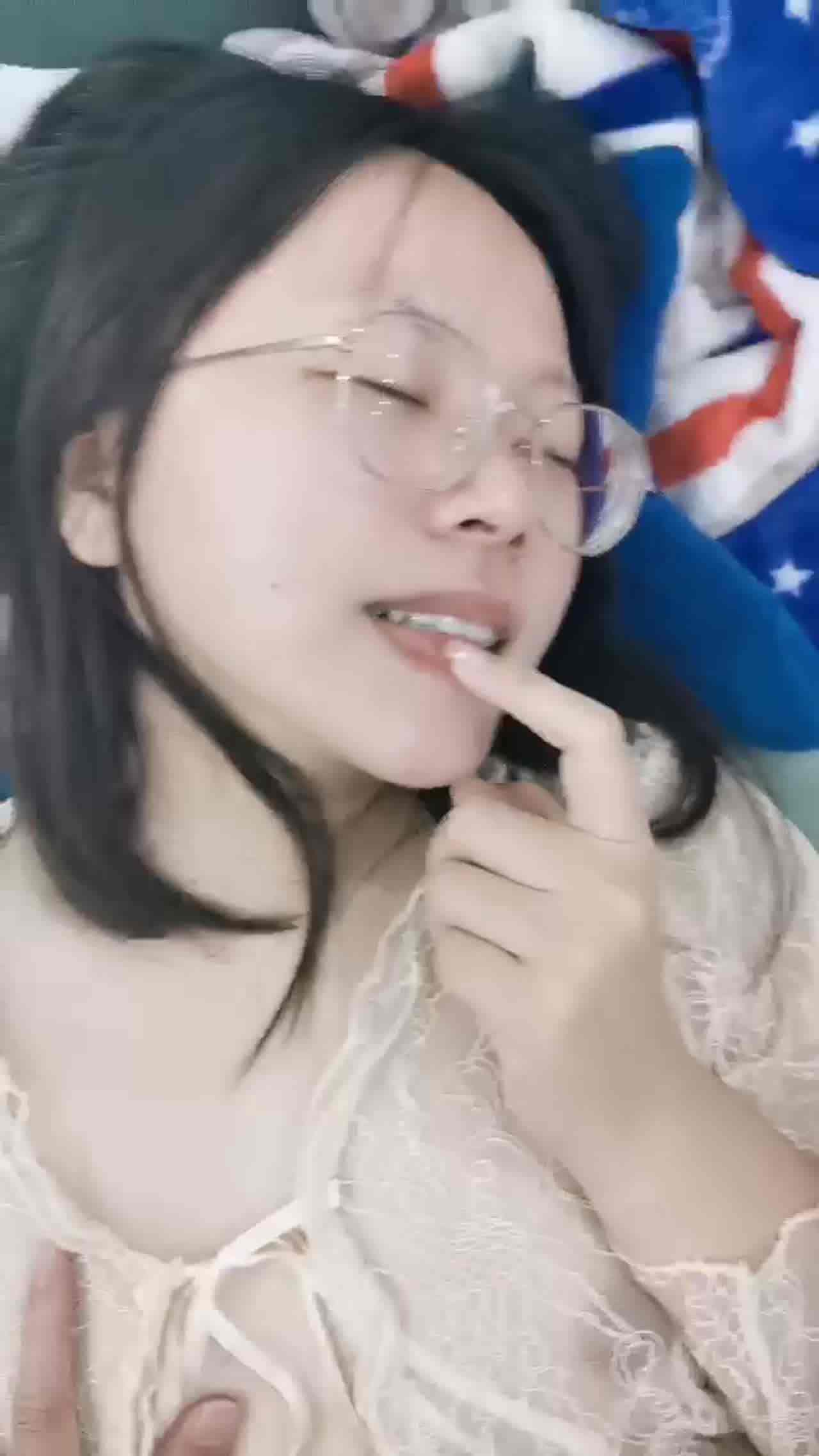  眼睛老师的娇喘声都和别人的不一样，太骚了 的剧照2