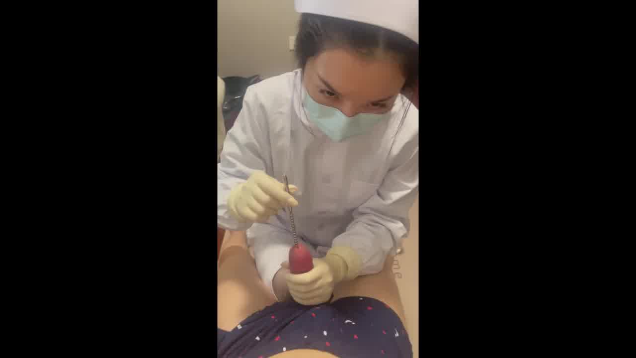  尿道按摩！护士小姐姐 按摩马眼体验 的剧照2