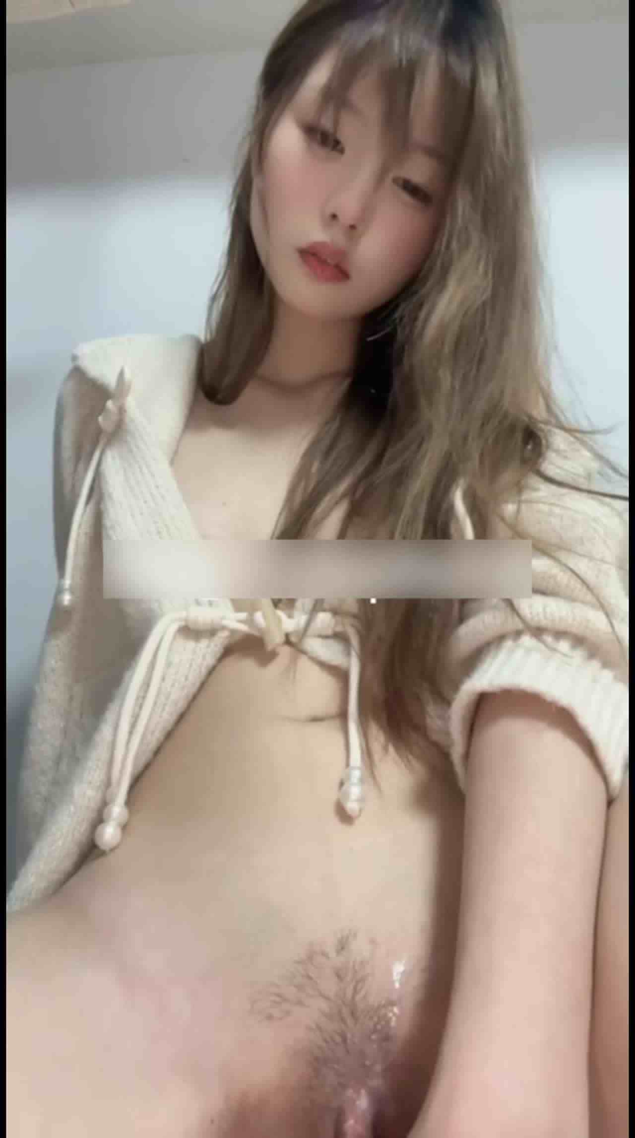  纯欲天花板自购免费版-拍视频前先拿镜子看自己逼，然后用超大异性幻龙骑乘到底，这么长小穴怎么塞进去的 的剧照7