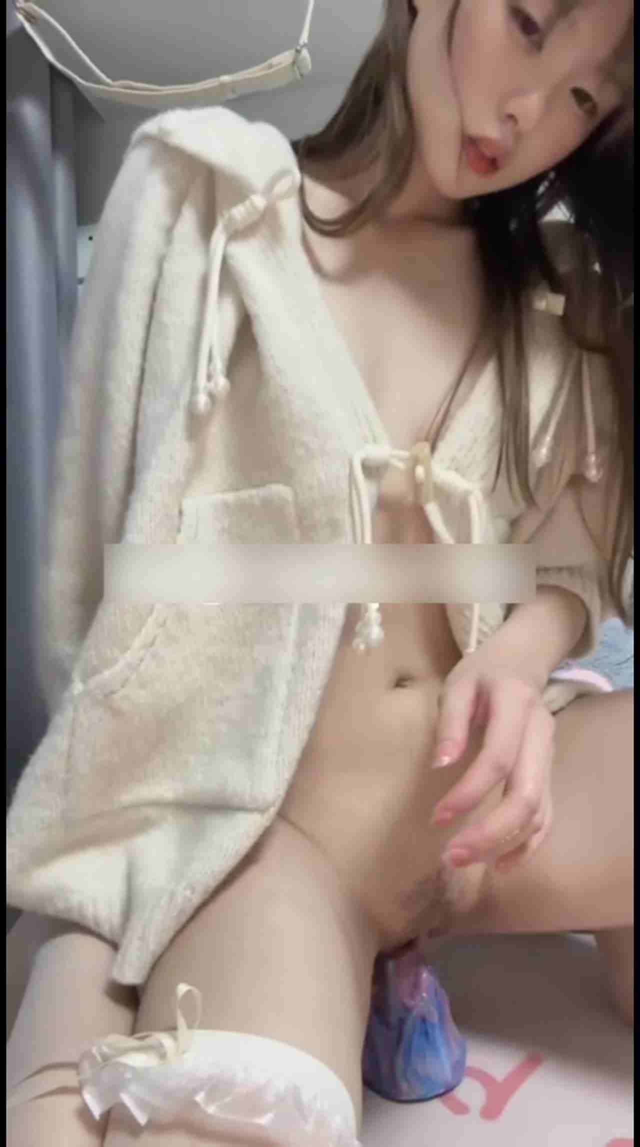  纯欲天花板自购免费版-拍视频前先拿镜子看自己逼，然后用超大异性幻龙骑乘到底，这么长小穴怎么塞进去的 的剧照8