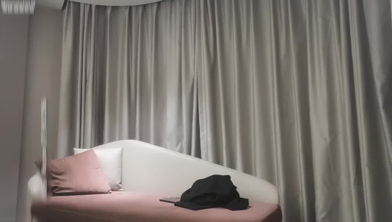  约了高颜值气质妹子舌吻抽插大力猛操！她被操哭了 的剧照1