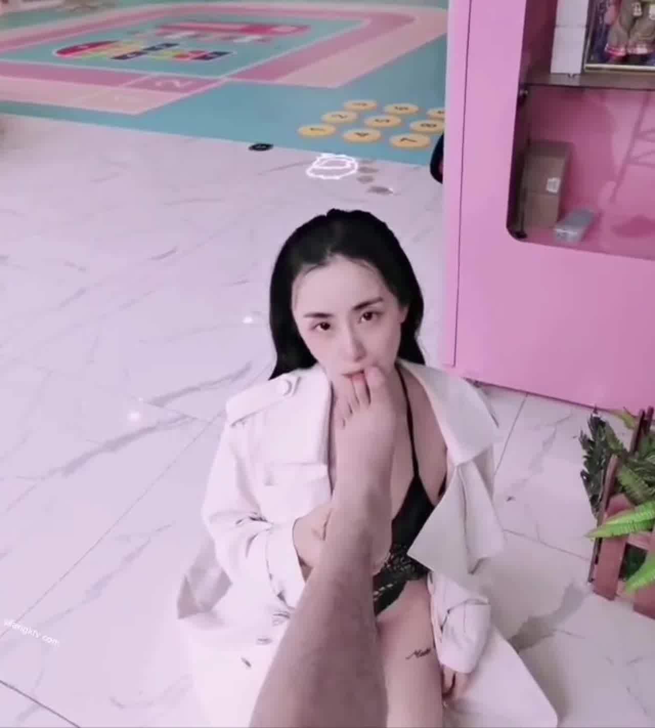  西安大表姊 小奶狗操逼还不够回家在玩个炮机  完整版 的剧照8