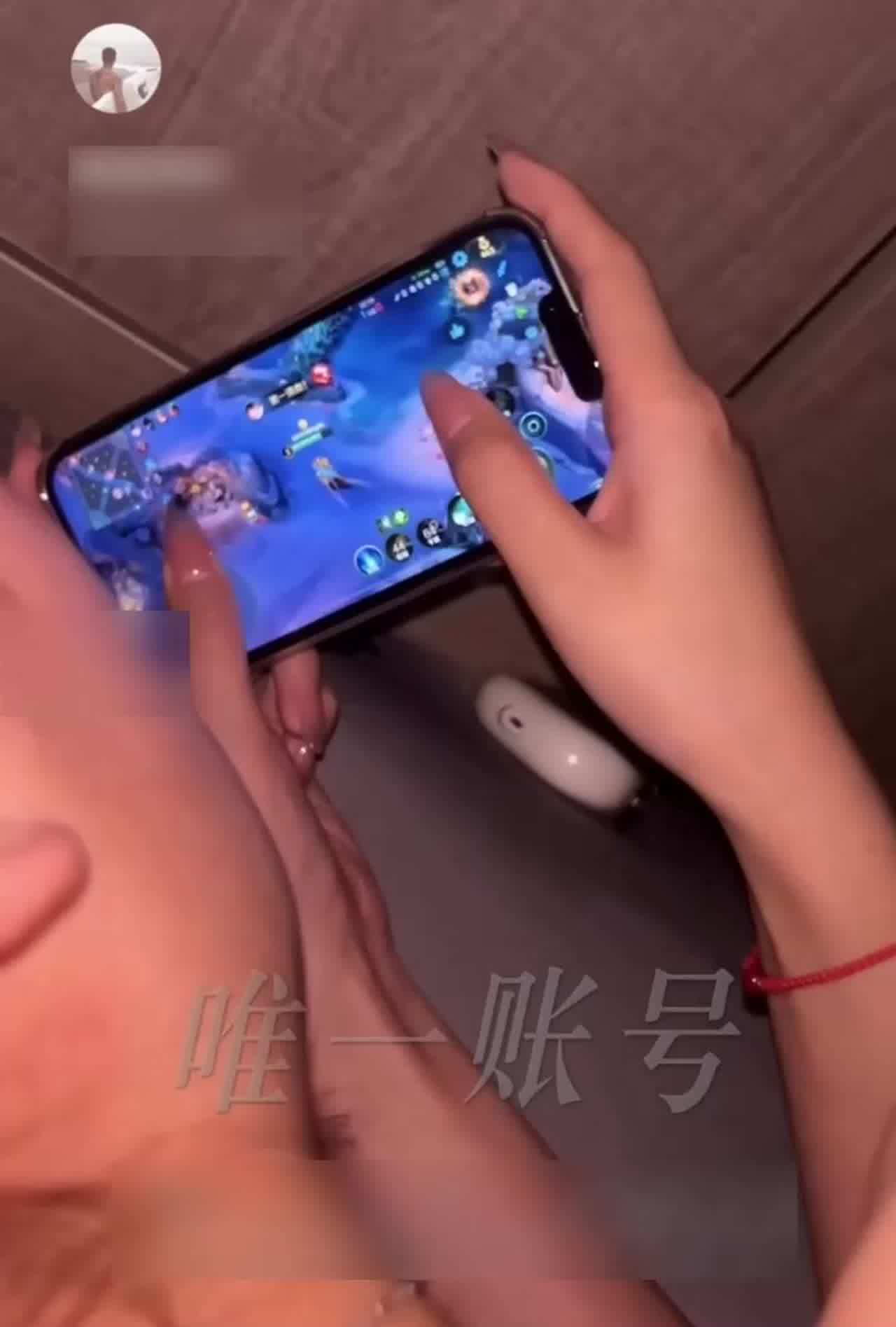  【看着抽搐的样子，是给她草爽了】爆操网瘾小母狗，大学生玩的真的花，插起来全是水，床上疯狂求饶！ 的剧照2