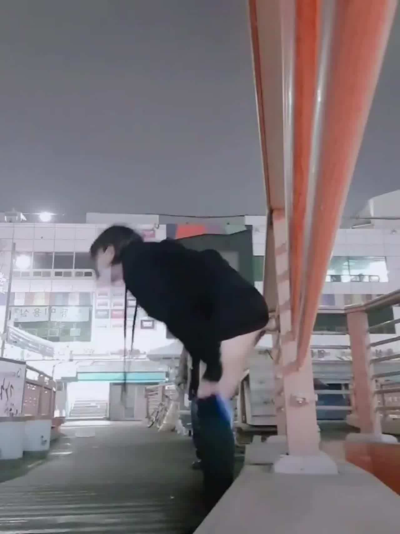  被发现了 韩国小妹野外玩棒 的剧照8