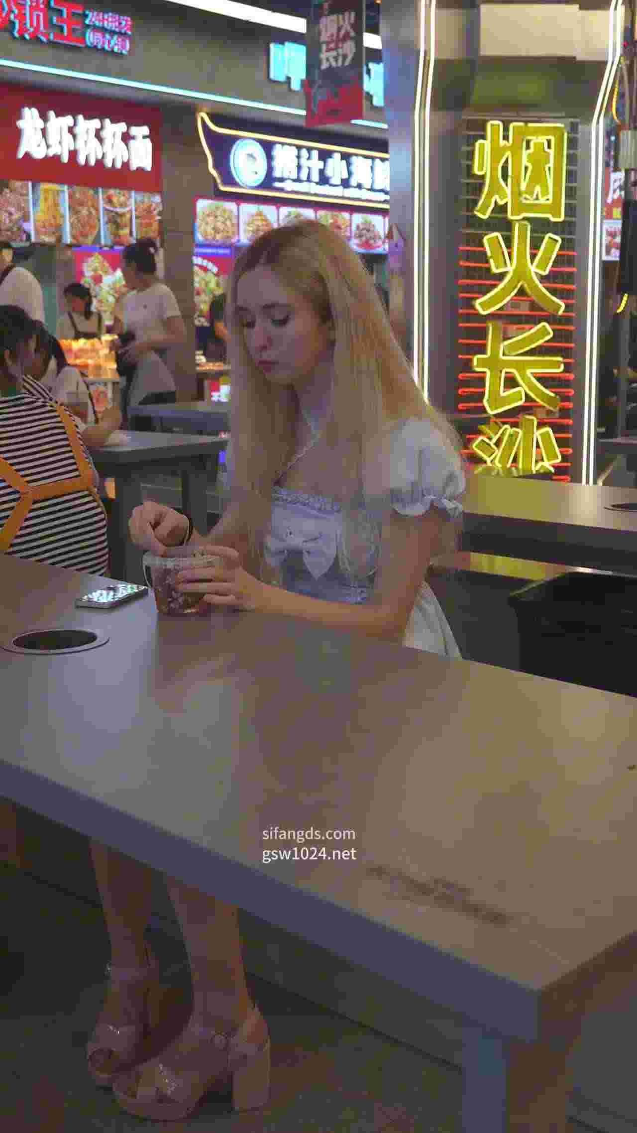  俄罗斯大长腿美人，像个小公主，内裤挤成一条 的剧照6