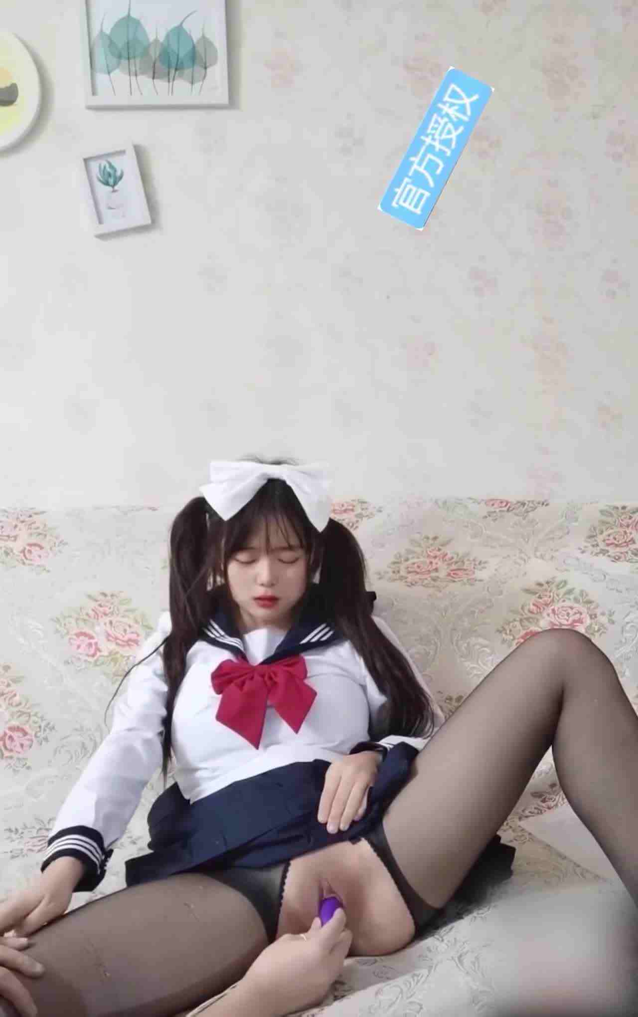  巨乳学妹妹被老师诱惑啪啪 的剧照7