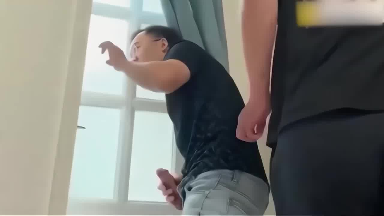  等一下，伱刚在卫生间做什么？跟兄弟偷窥后强迫进行5P 的剧照8