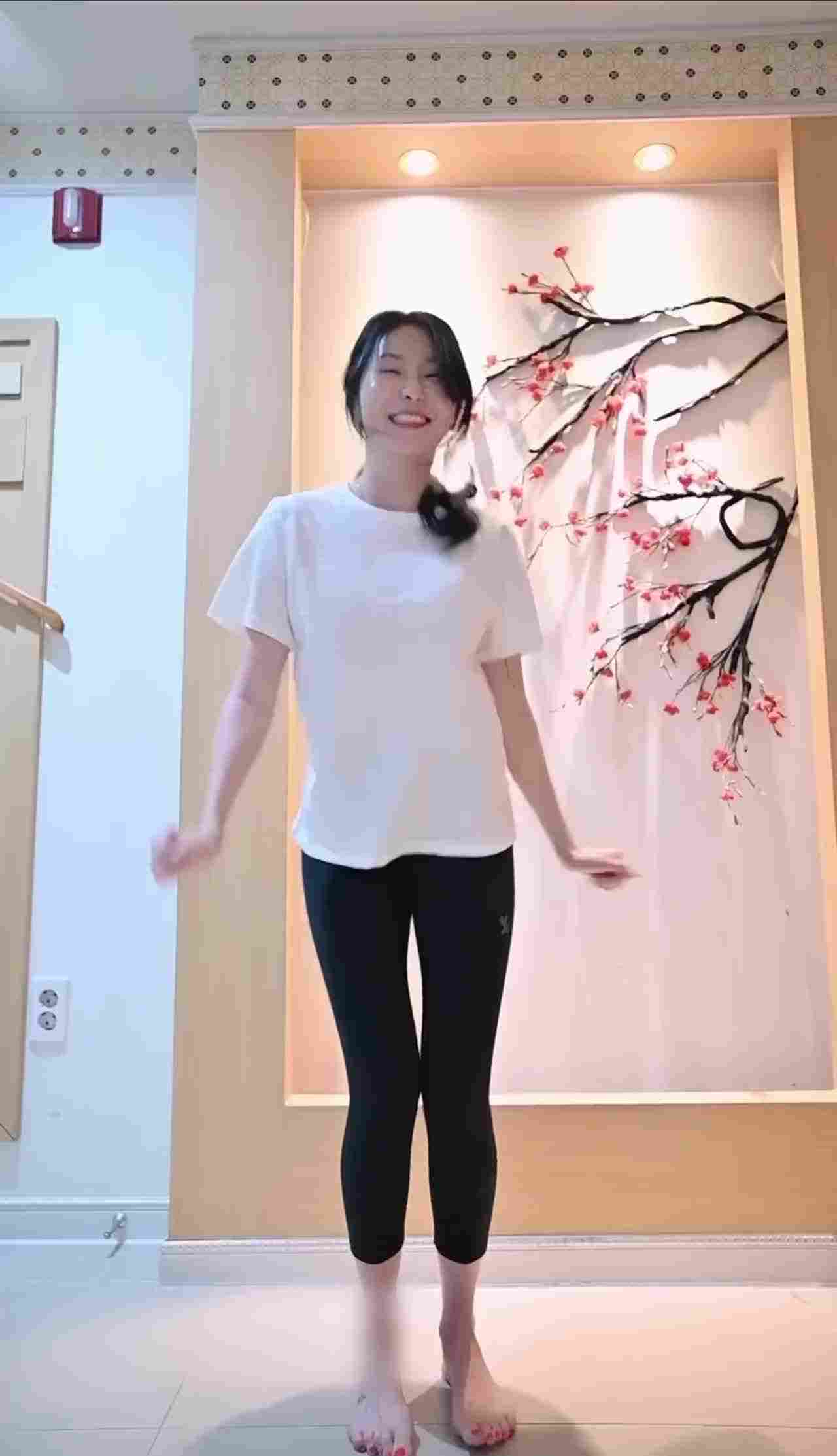  裸女配樱花 象是从画走出来一样 的剧照6