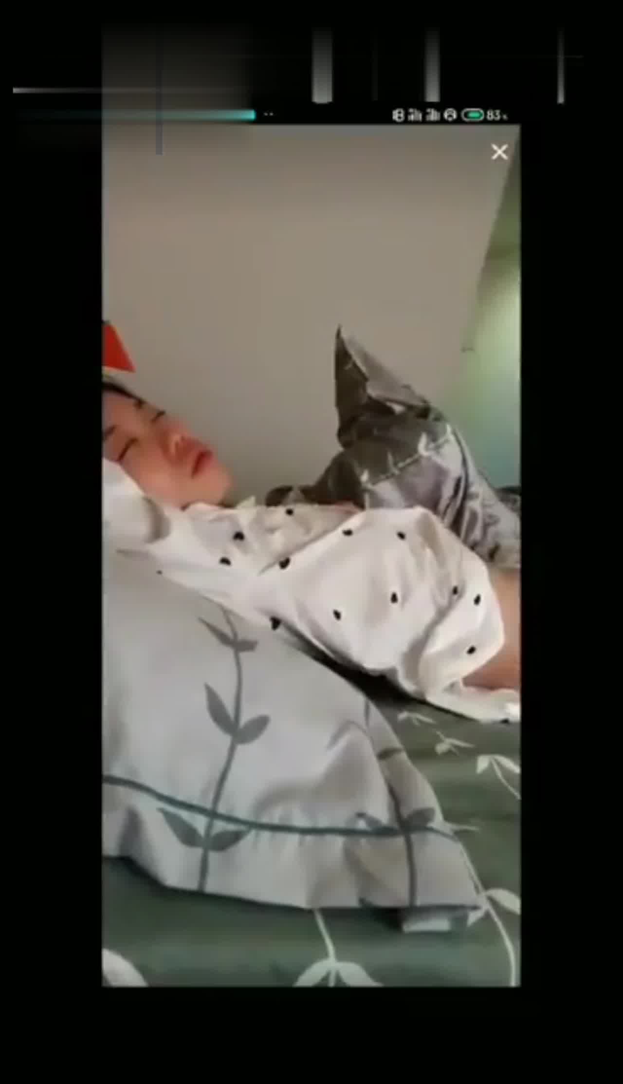  抖音快手走光系列-睡觉露奶 的剧照1