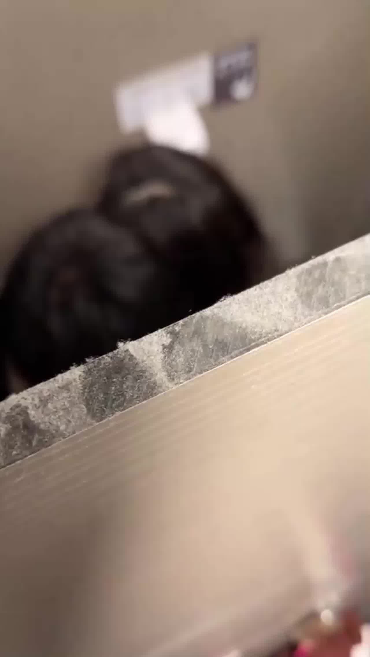  酒吧厕所偷拍竟发现情侣在厕所偷偷做爱，一脸享受的样子不忍打断 的剧照3