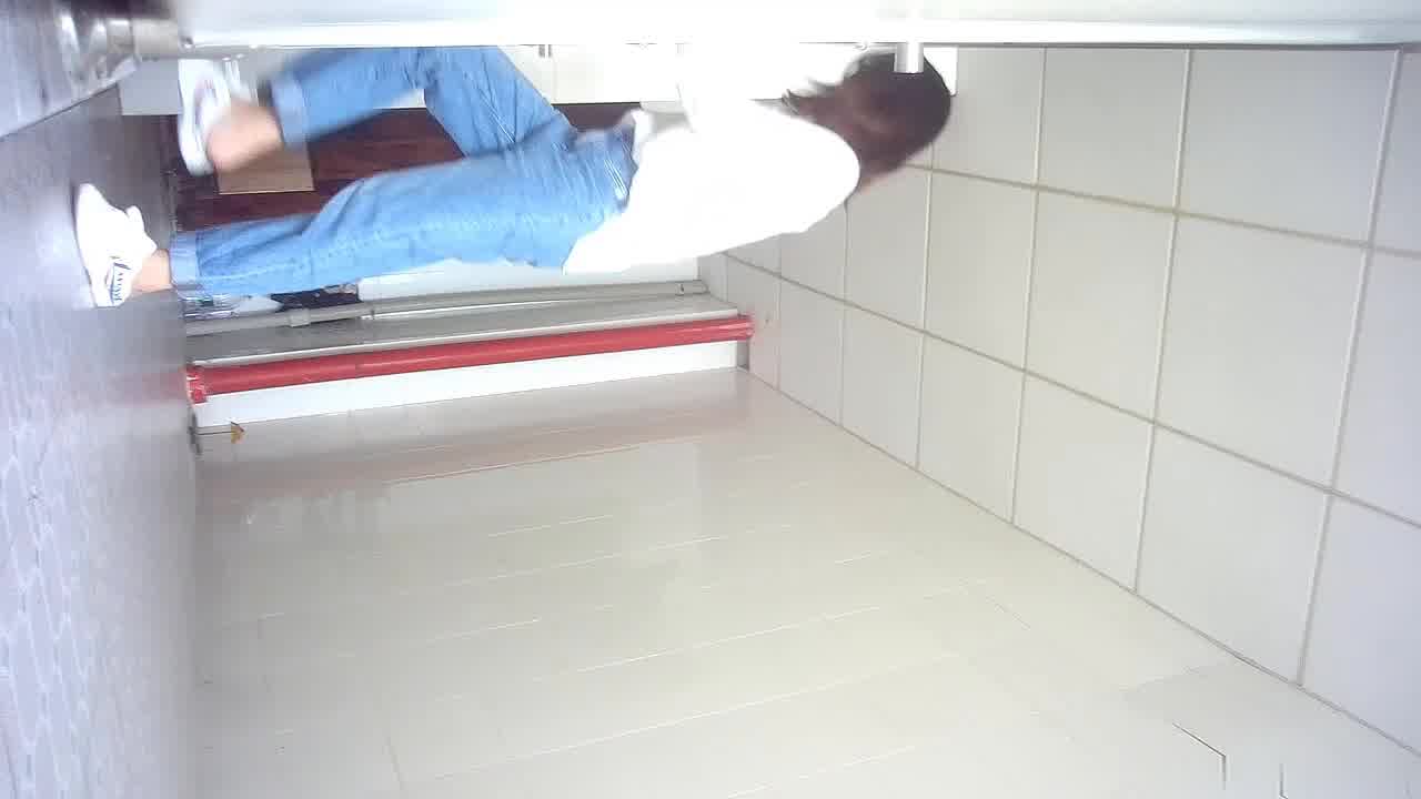  电子厂厕所阅览肉穴，冒死偷拍精挑细选，都是年轻漂亮的粉嫩肉穴 的剧照10