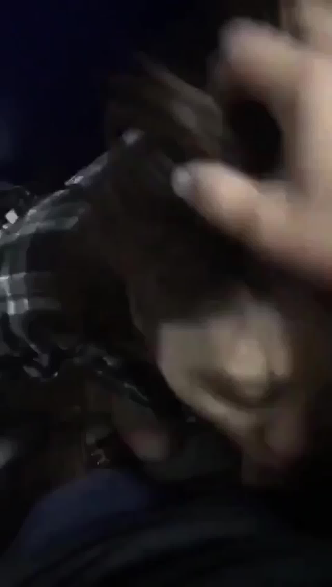  灌醉KTV陪唱小姐姐，拉到厕所给我口完喝尿 的剧照4