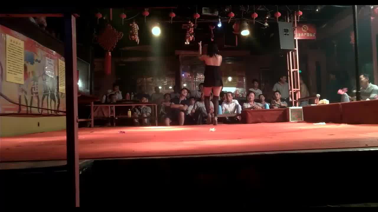  【高清原版】真实记录县城浴室改茶馆草台班子助阵~还有带孩子来从小教育 的剧照4