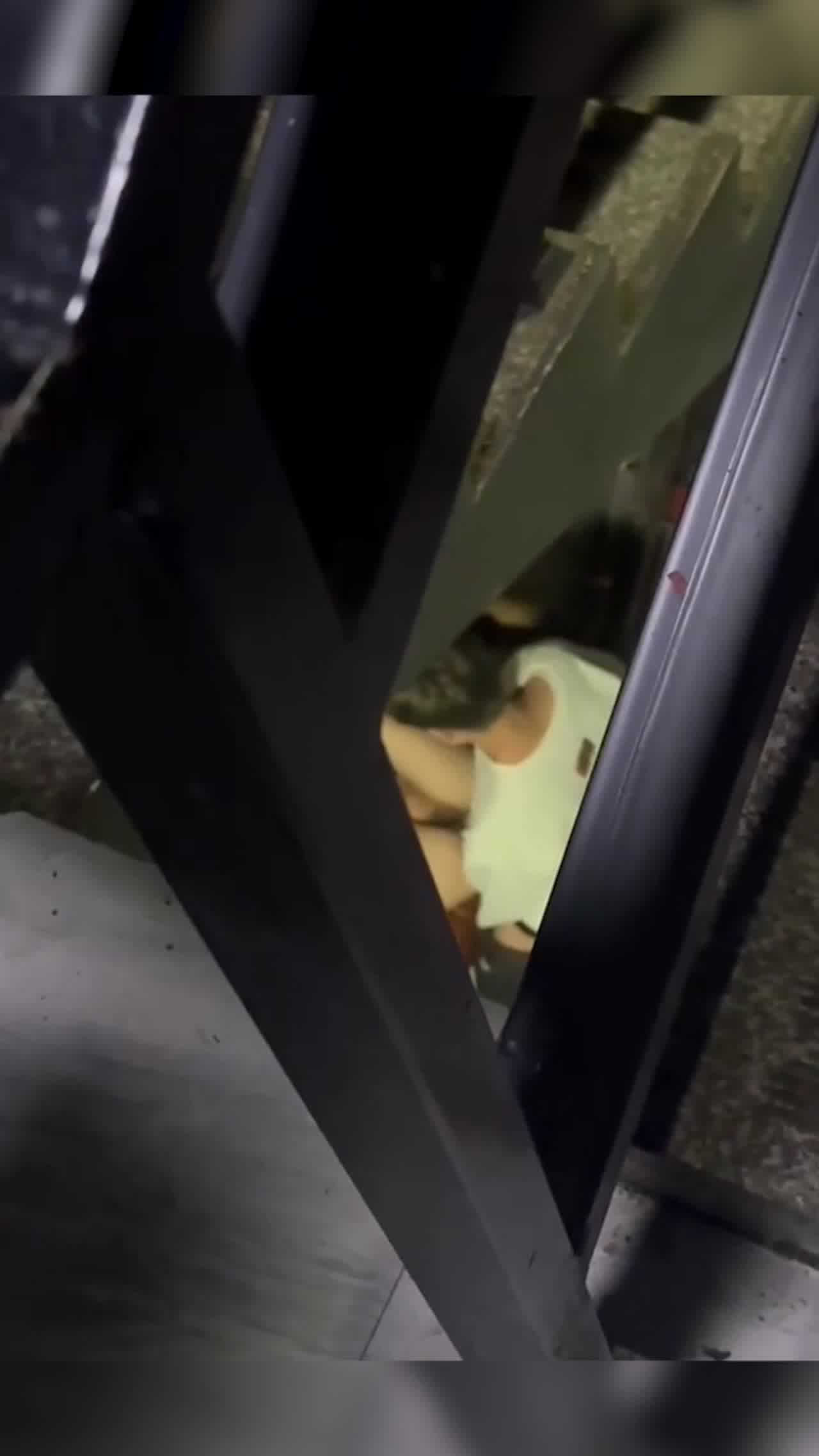  偷偷摸摸爱爱大家都看到拿手机狂拍 的剧照4