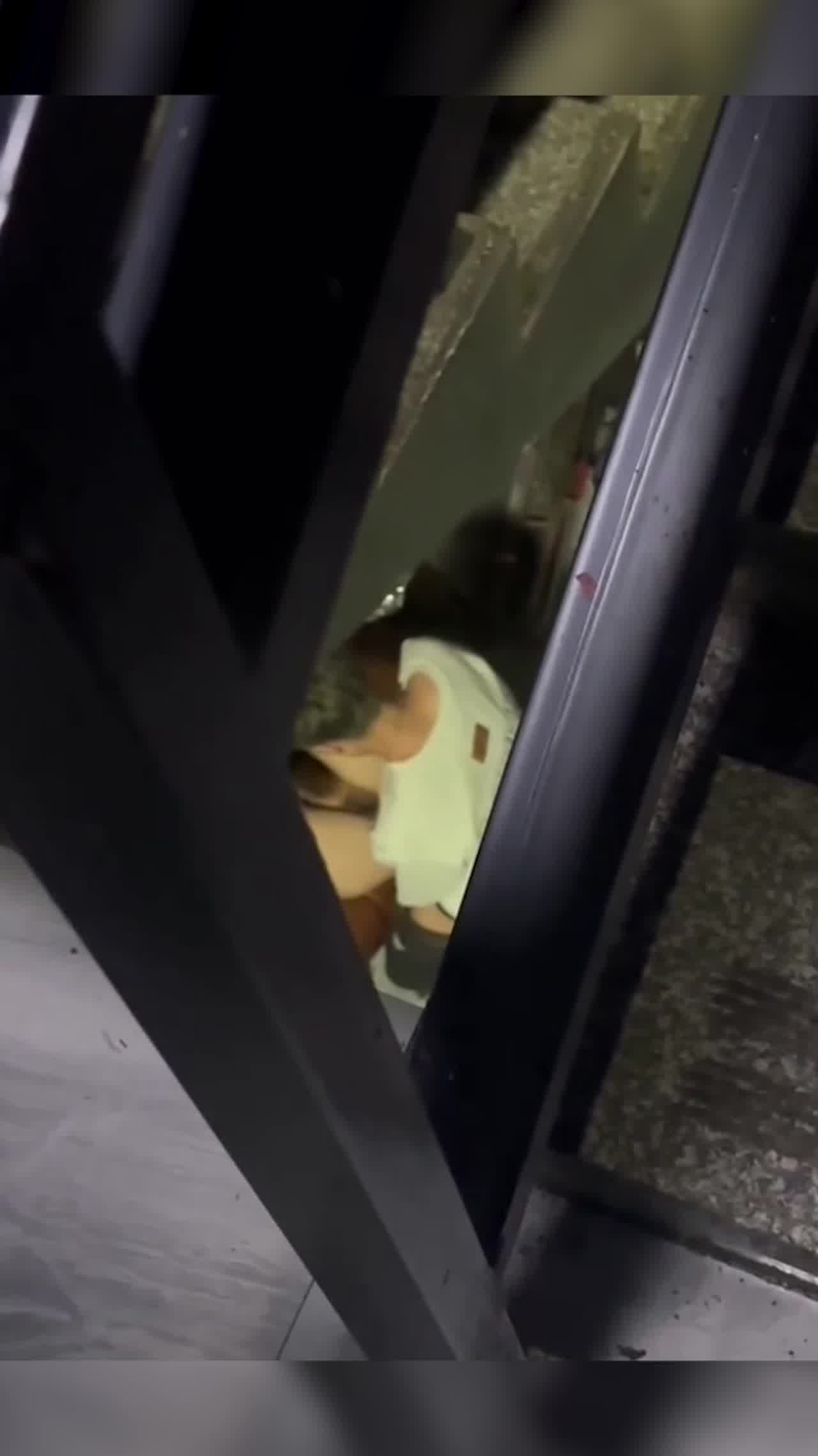  偷偷摸摸爱爱大家都看到拿手机狂拍 的剧照10