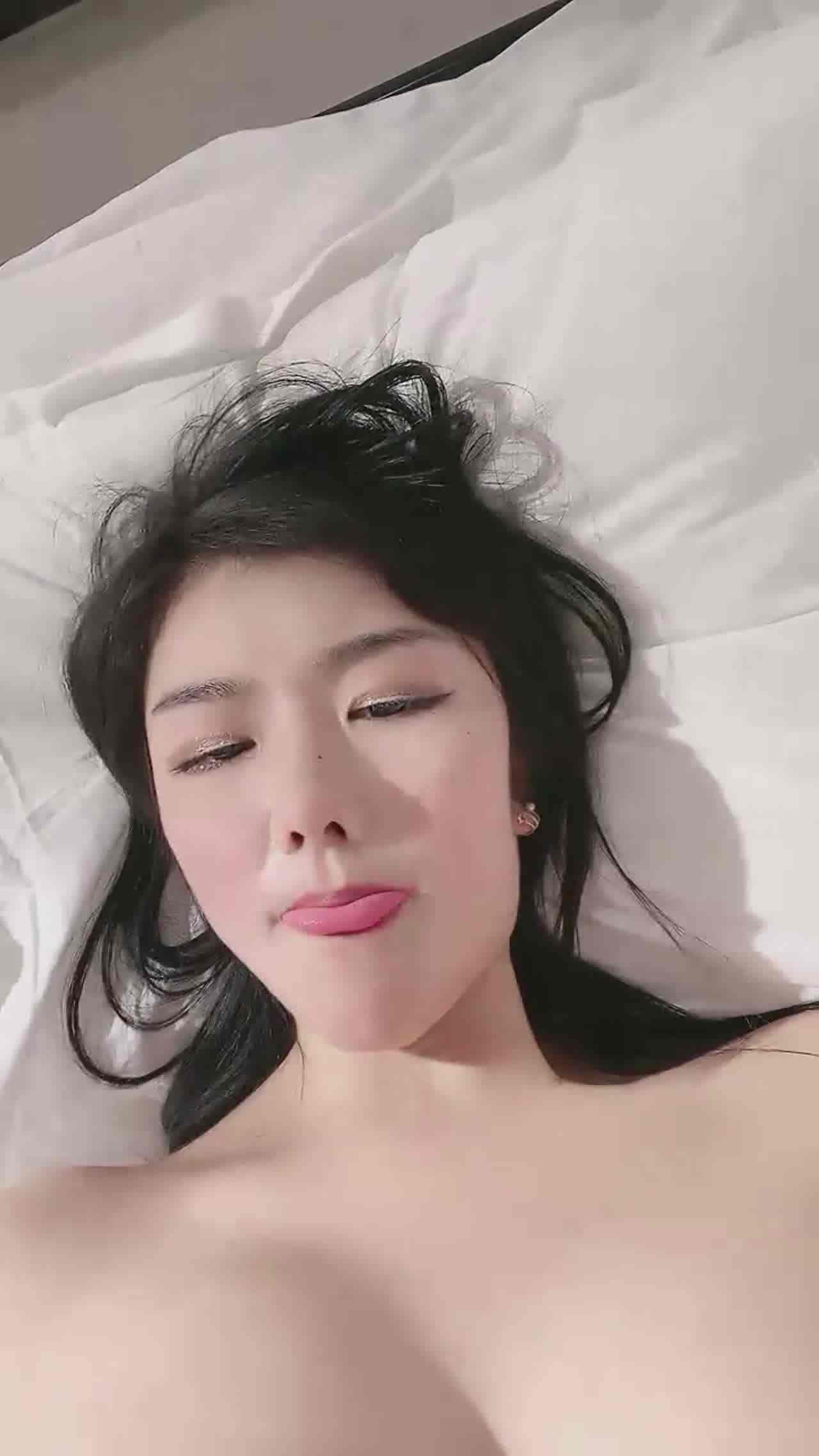  奶牛浓浓 超级大巨乳姐妹 服侍男主无套内射啪 的剧照9