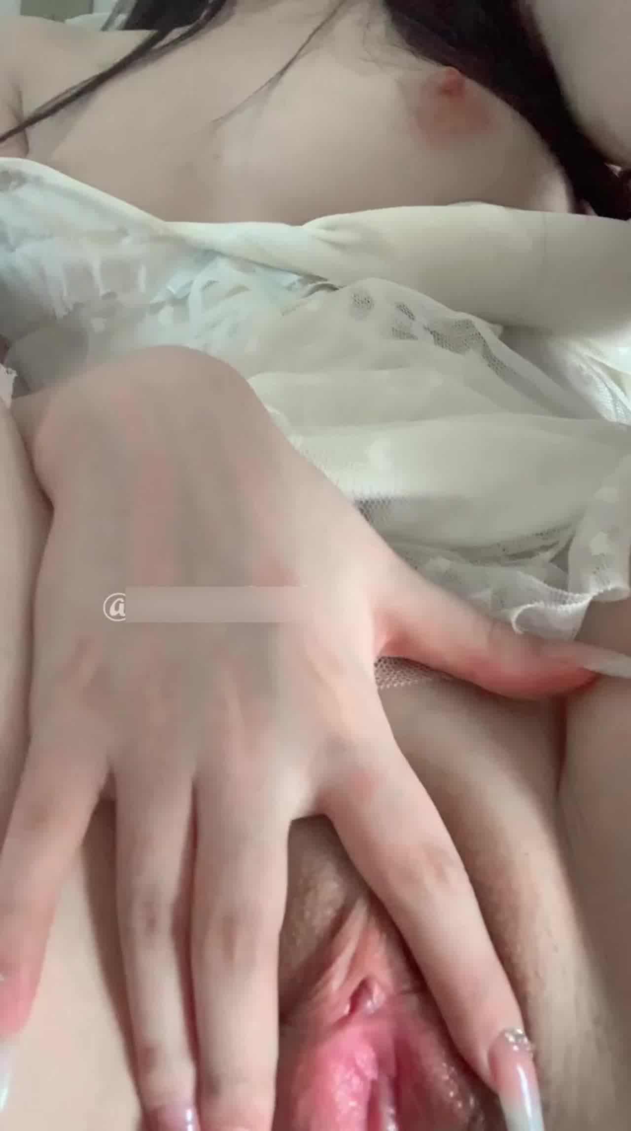  刚做的美甲手淫嫩穴 的剧照5