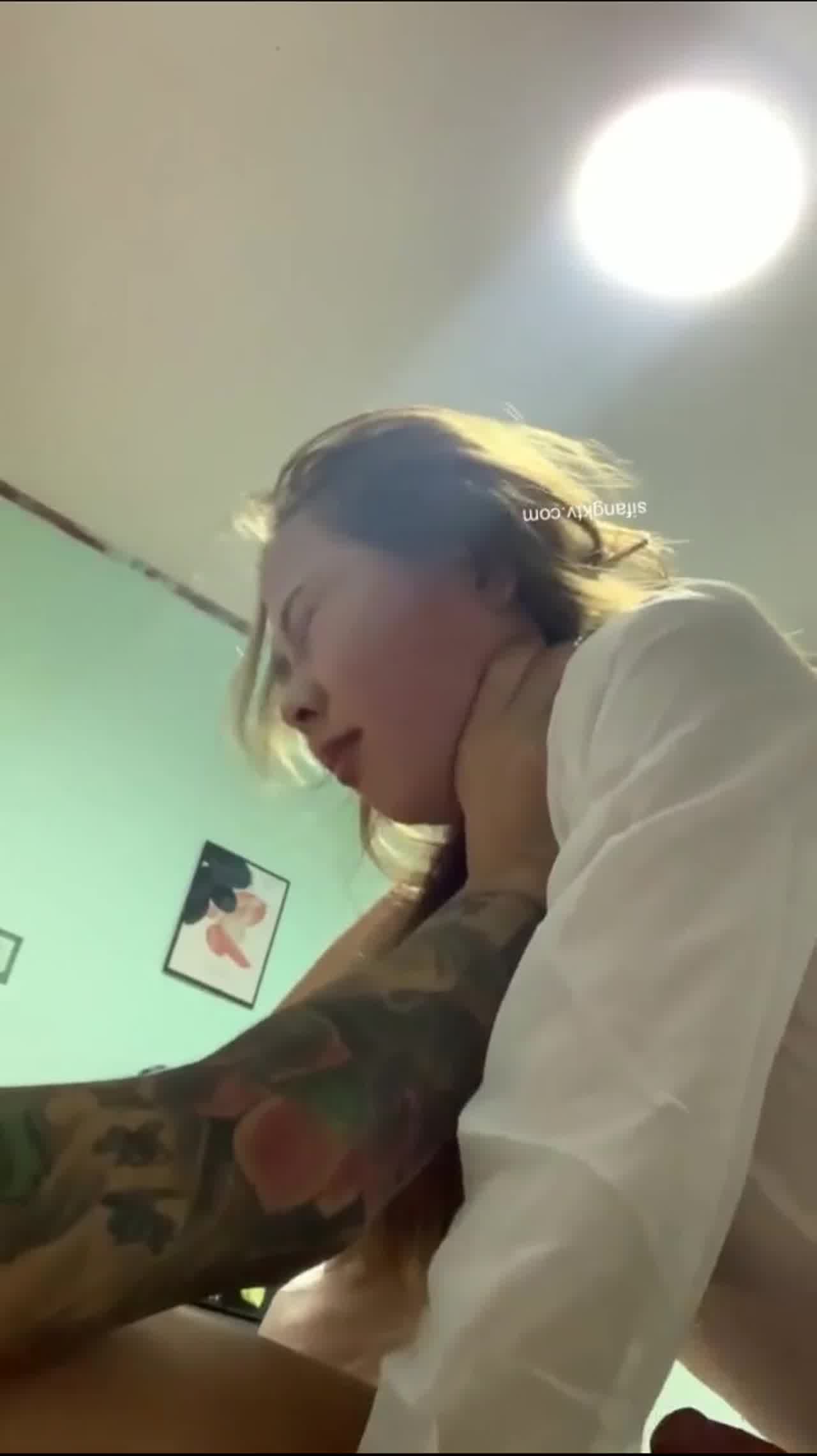  刺青小哥猛干，扒开他的骚穴 的剧照5