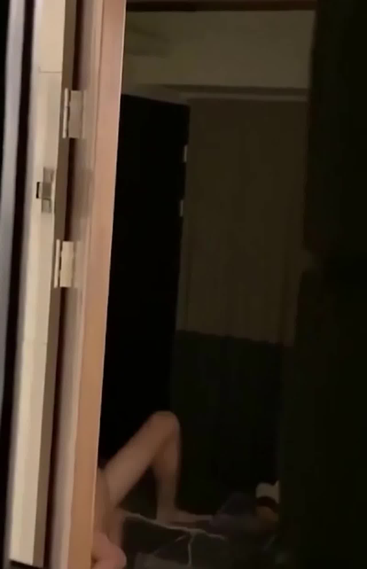  室友悄悄的回家却还是浑然不自知被录下来了 的剧照7