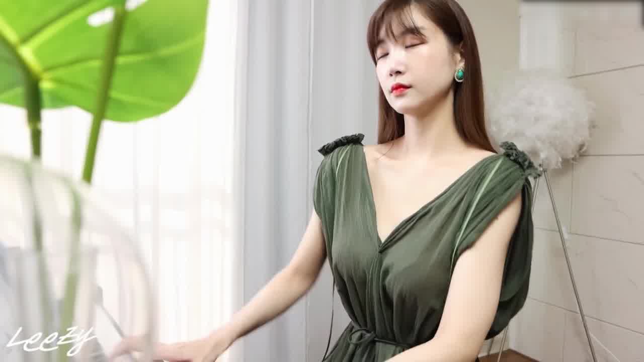  Leezysecret  太火辣！韩国音乐网红穿着火辣的套装弹着琴 能不让人流鼻血吗 的剧照4