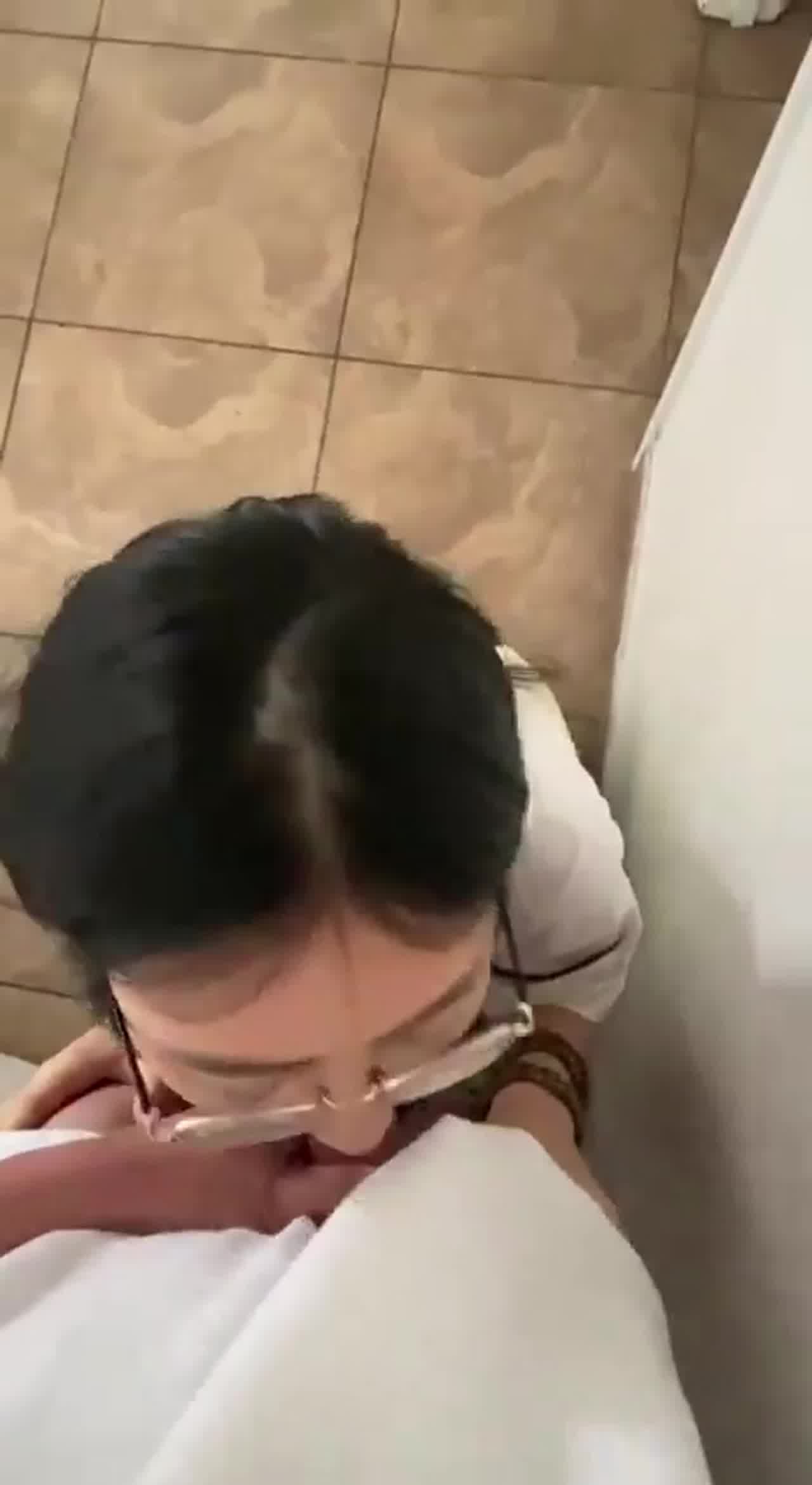  爱喝养乐多的眼镜美女 的剧照6