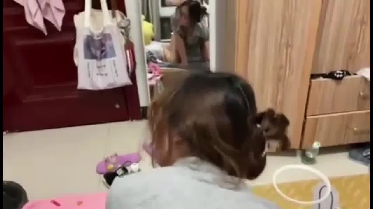  大学生办公室实习被按在桌子上潜规则 的剧照5