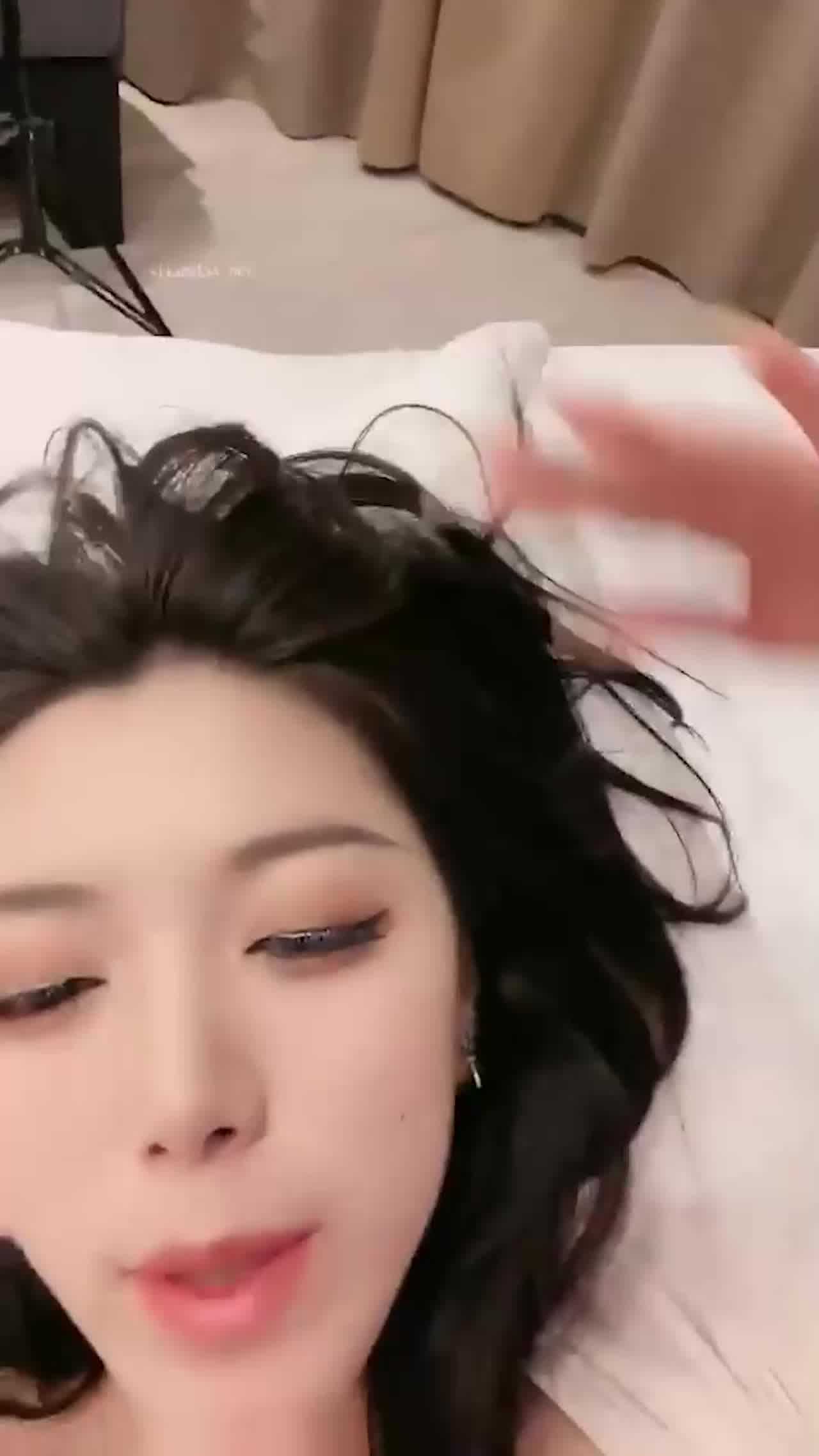  极品模特女神【奶球】 无套爆操掐脖吐舌操成淫荡骚母狗 对白超级骚～ 的剧照6