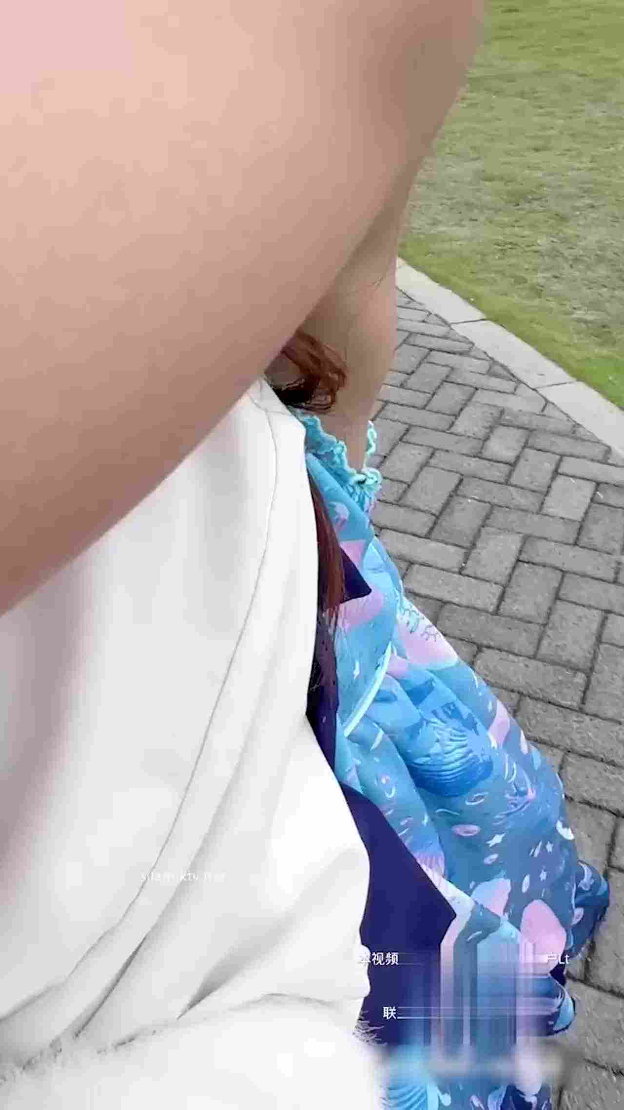  这小萝莉可真带劲，直接楼梯间给中出 的剧照1