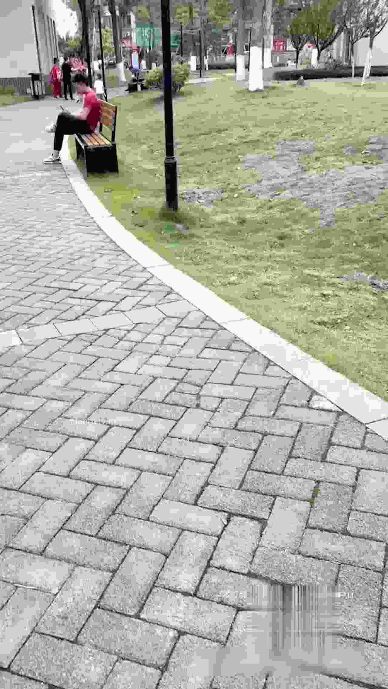  这小萝莉可真带劲，直接楼梯间给中出 的剧照9