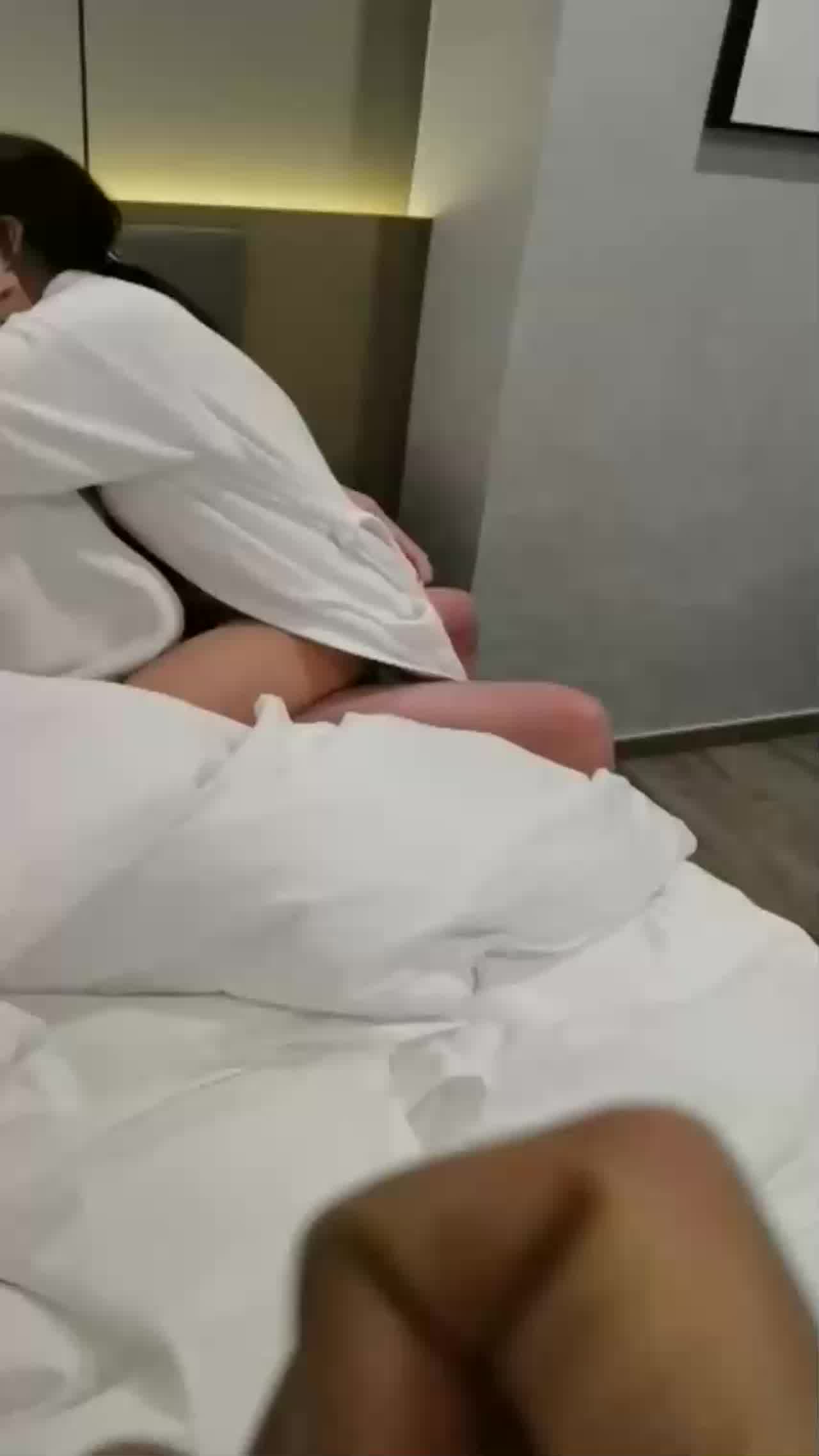  夫妻约四眼单男，蛮有力气的，从浴室抱着肏一直滚到床上，猛烈的绿帽气息！ 的剧照1