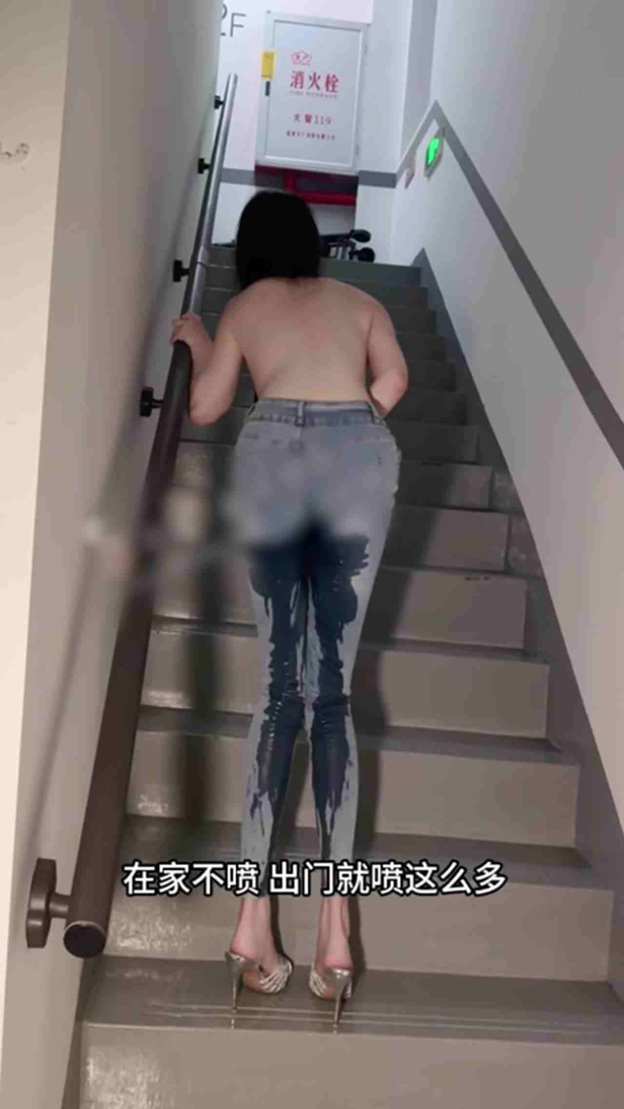  这淫水机走几部就湿满地啦！ 的剧照4