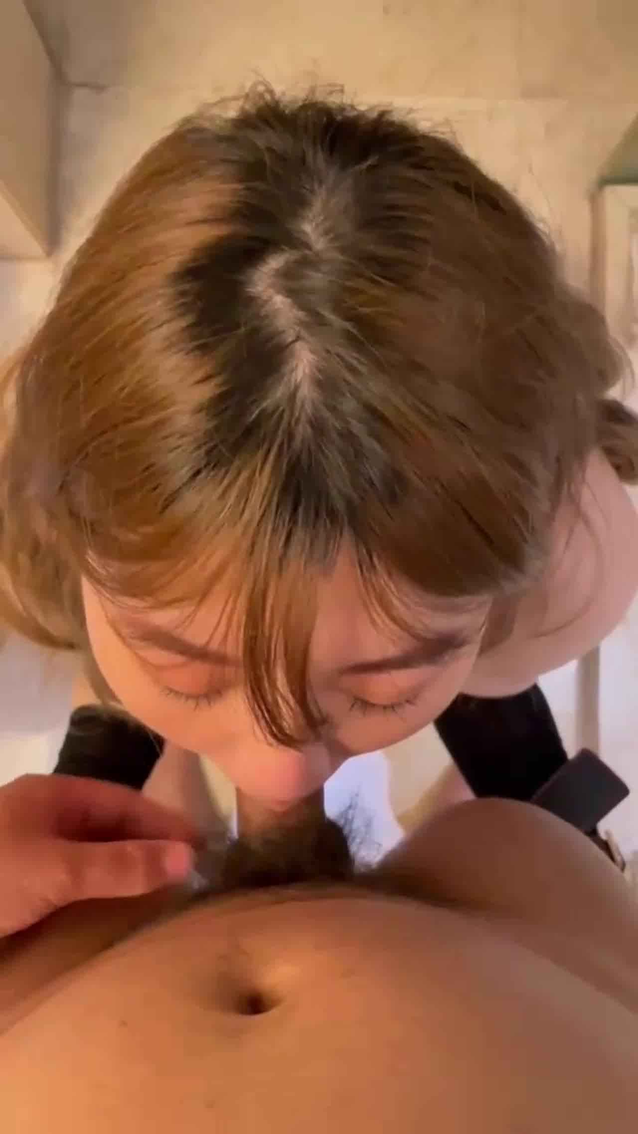  性感翘臀女孩口交并被后入 的剧照3