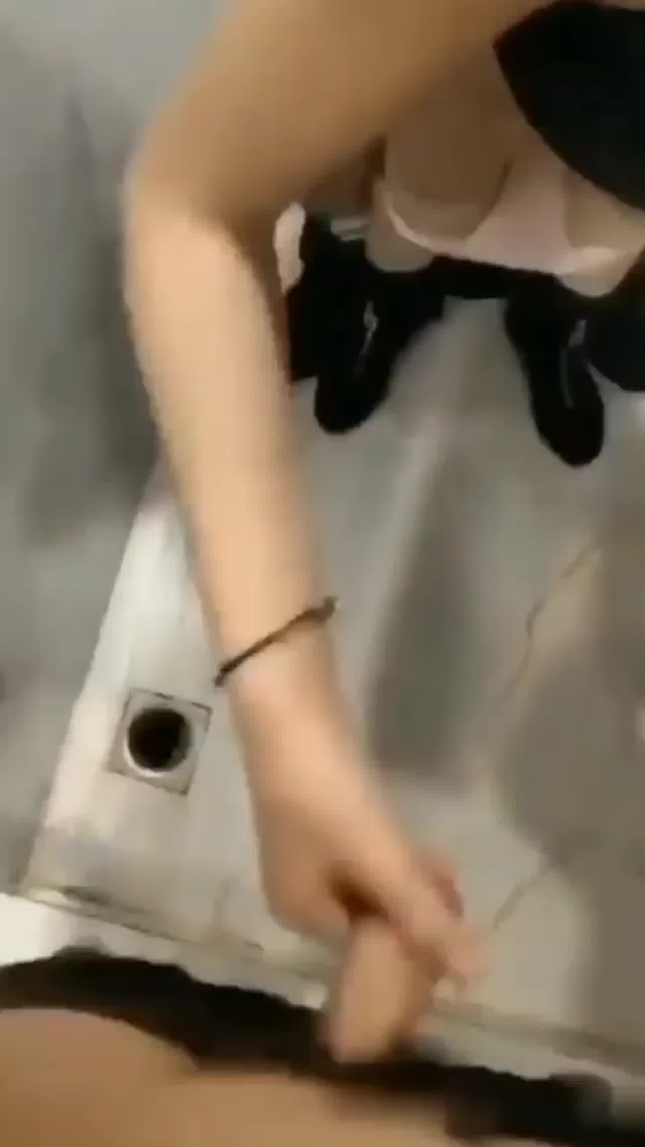  小姑娘公用厕所一挑一 的剧照8