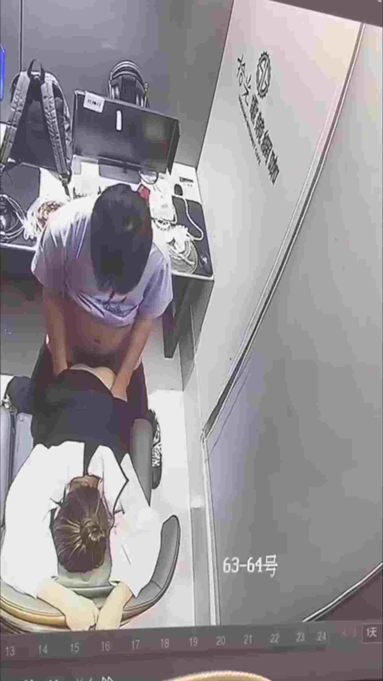  四川一网咖包间情侣直接开啪，监控放出后该网咖瞬间成为打卡地 的剧照7