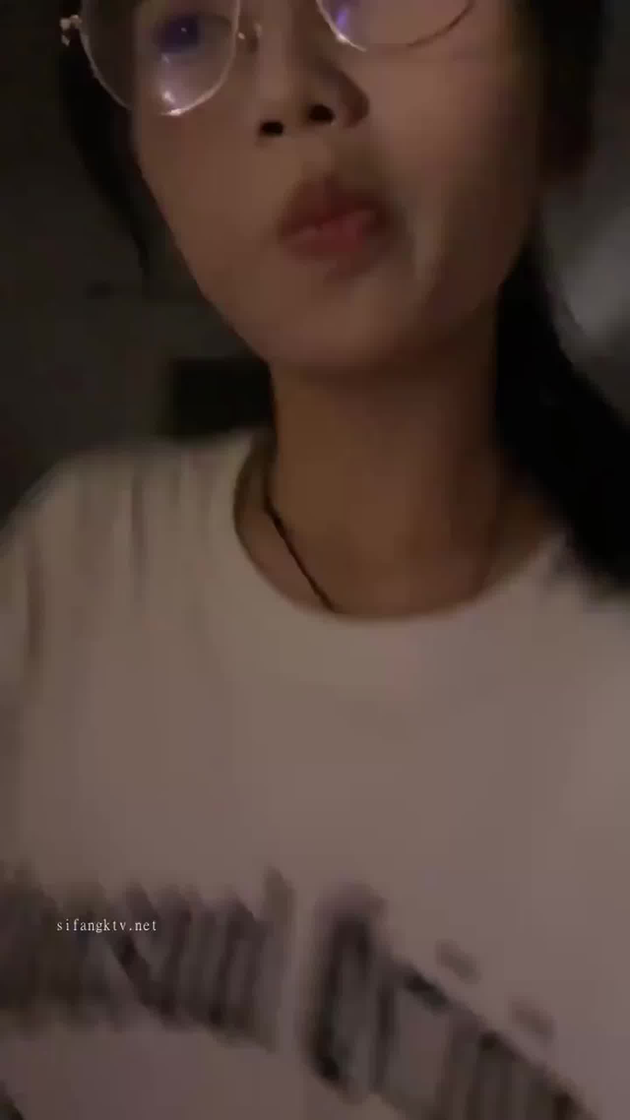  【05宿舍创业】换苹果15就靠我们了，05年拽妹开播，宿舍大胆用大号阳具自慰，为了赚钱真够拼命 的剧照1