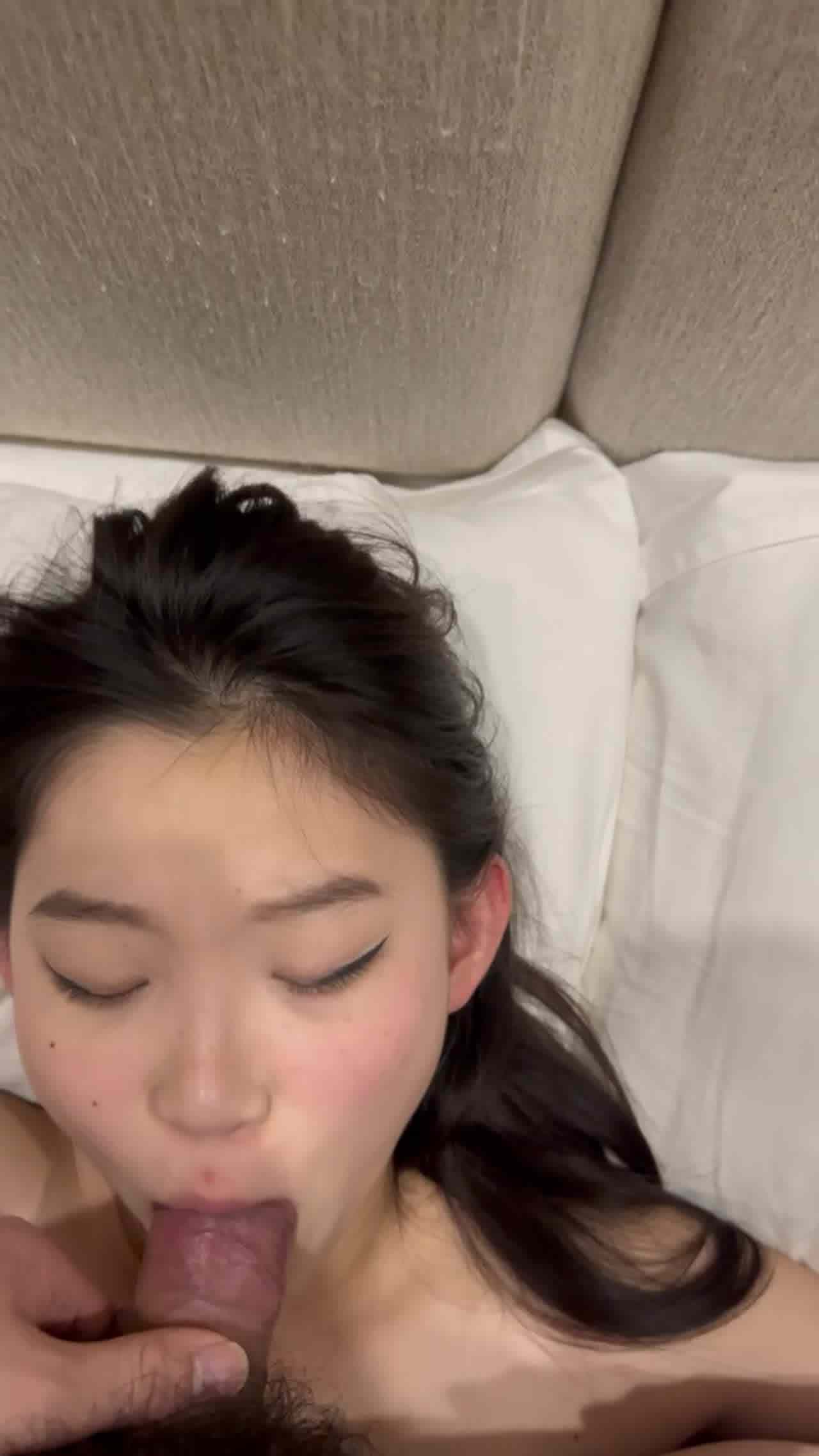  极品反差女大生 到他家肆意完对脸自拍 的剧照5