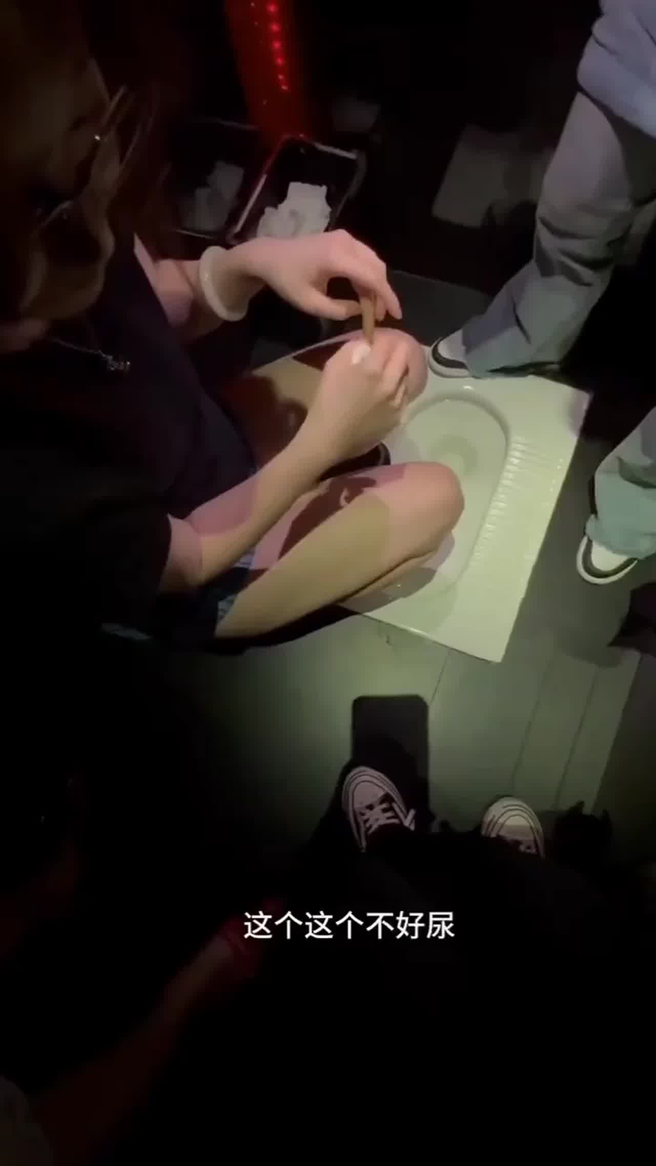  小母狗终究就是小母狗，只能站着尿尿 的剧照6