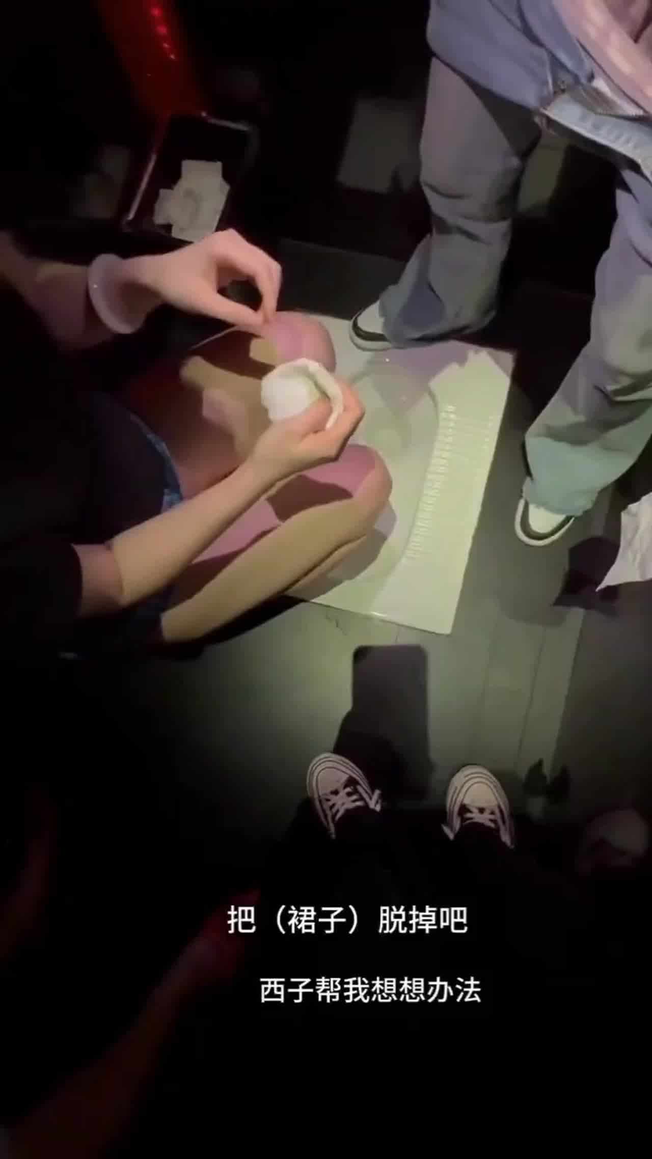  小母狗终究就是小母狗，只能站着尿尿 的剧照9