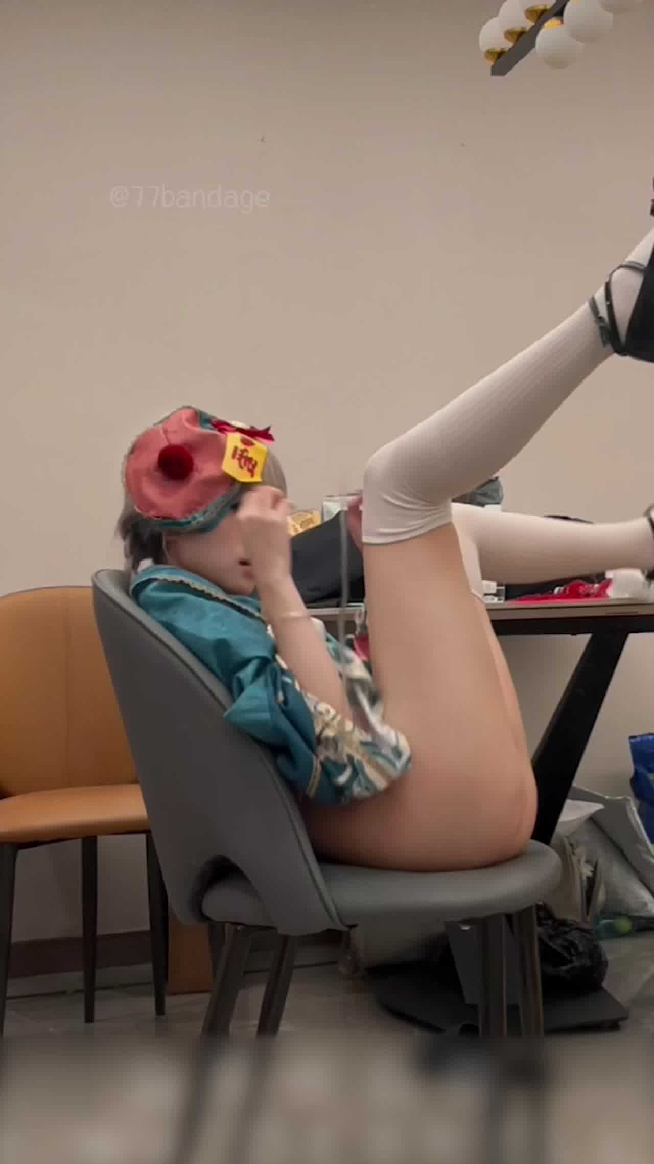  创可贴贴 刚出山小道士大战可爱小将尸 的剧照5