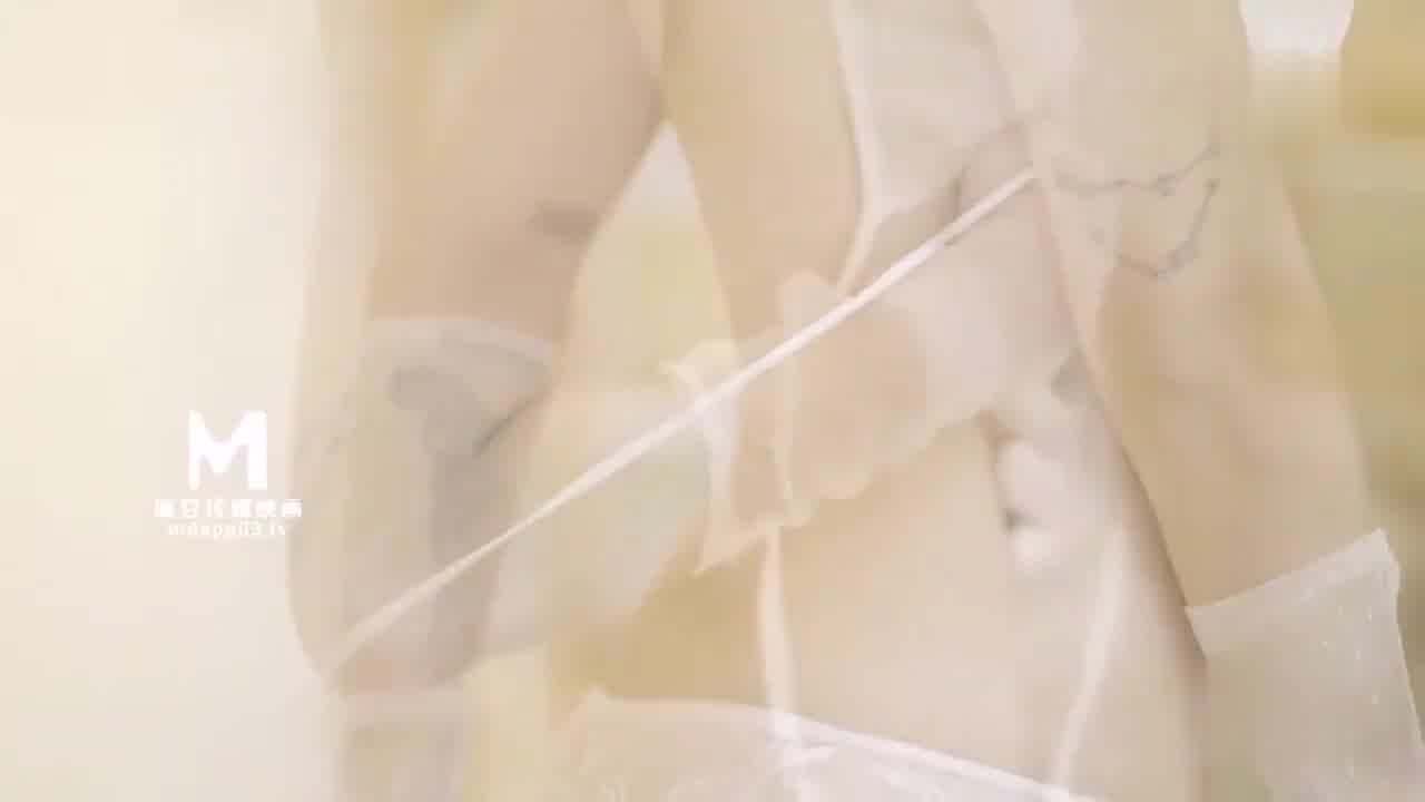  麻豆 清纯学生首次下海 的剧照1