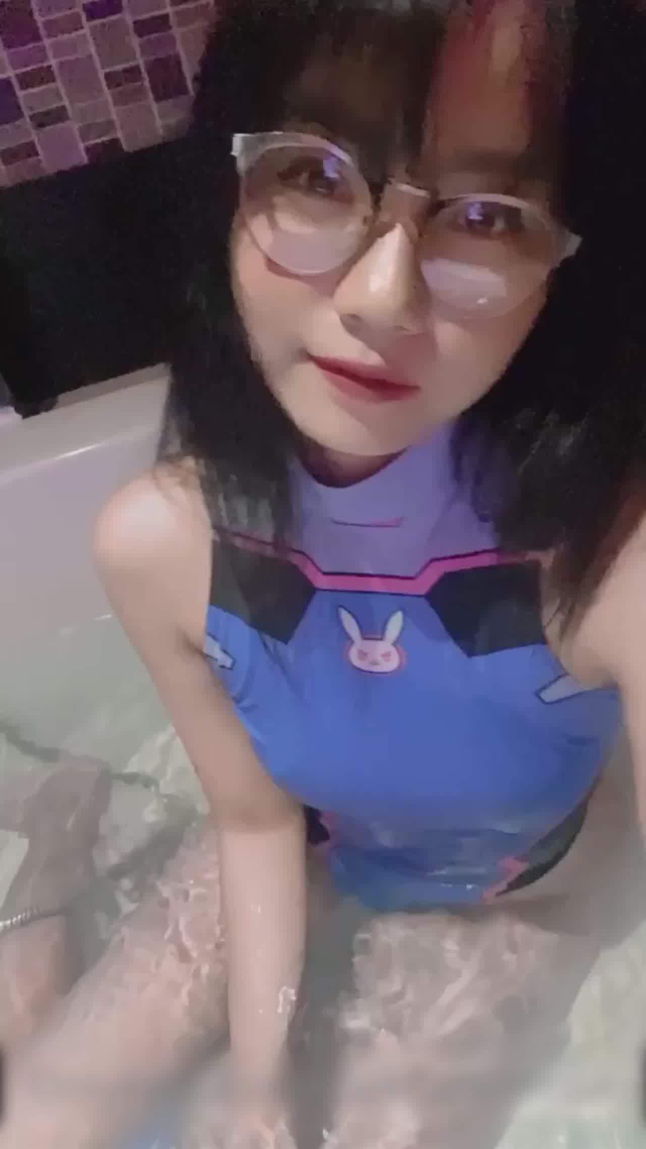  cosplay 眼镜dva陪你一起泡澡 的剧照10