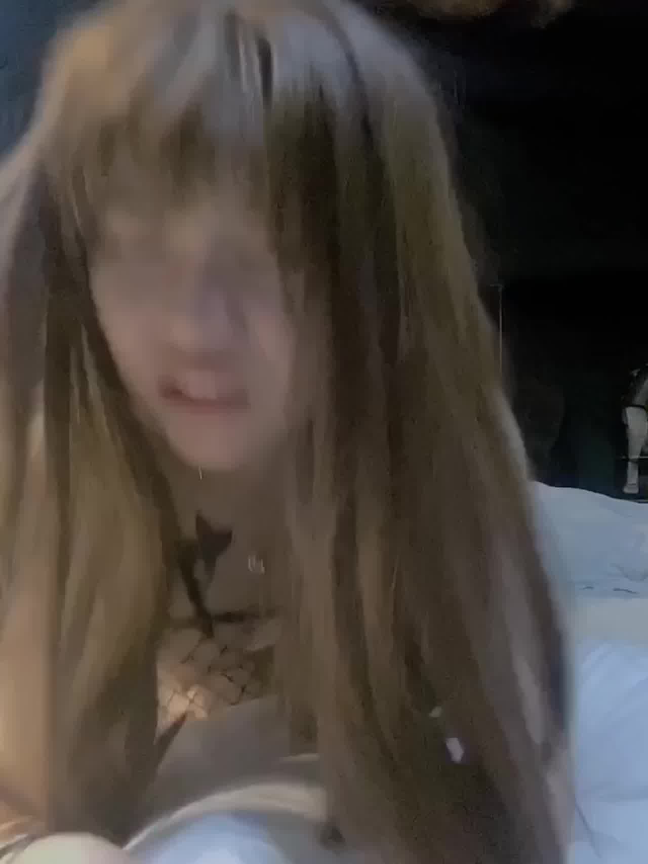  自拍 淫荡野鸡到处觅食满脸销魂 的剧照5