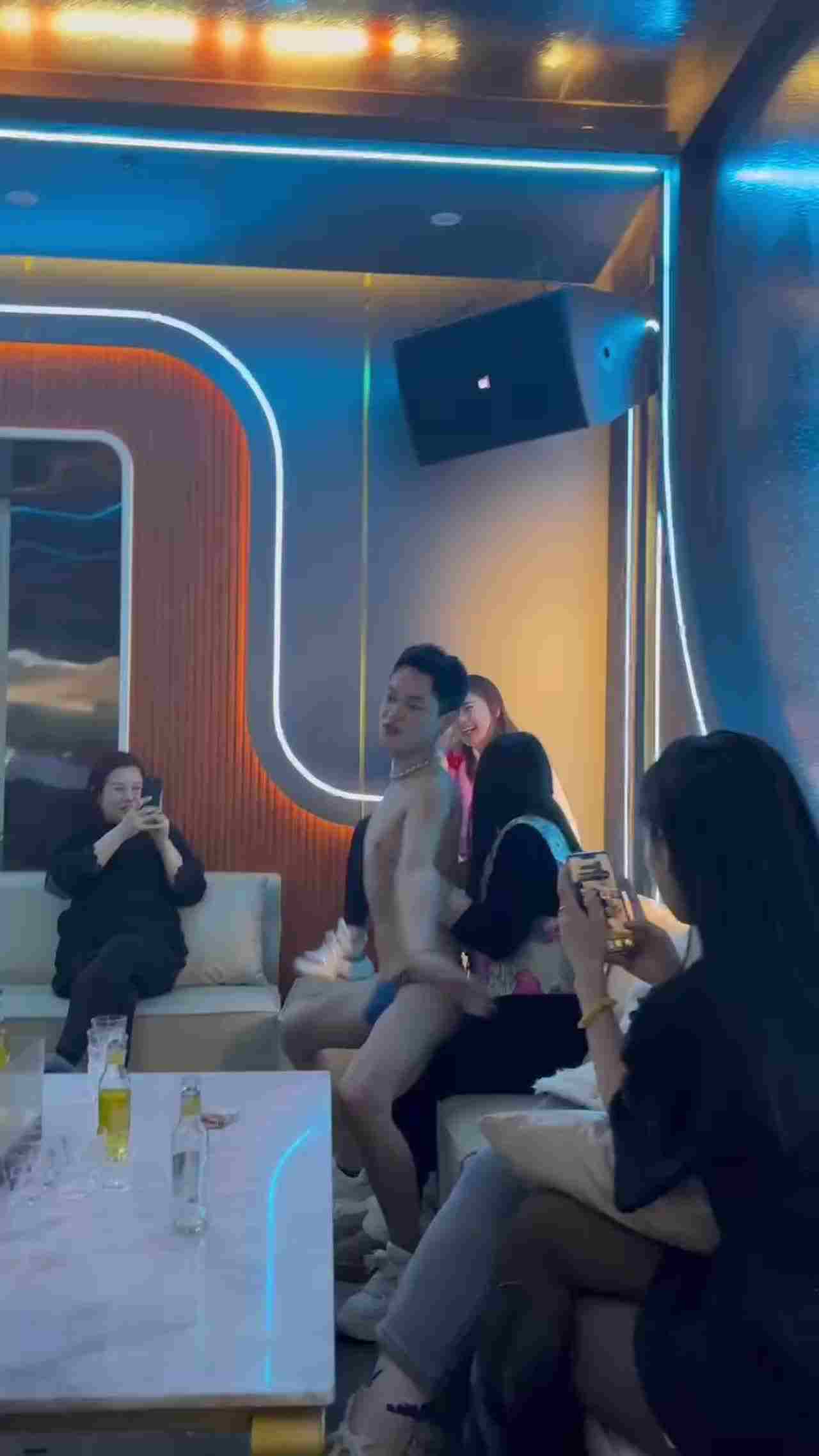  鸭子裸舞勾引富婆打赏 的剧照1