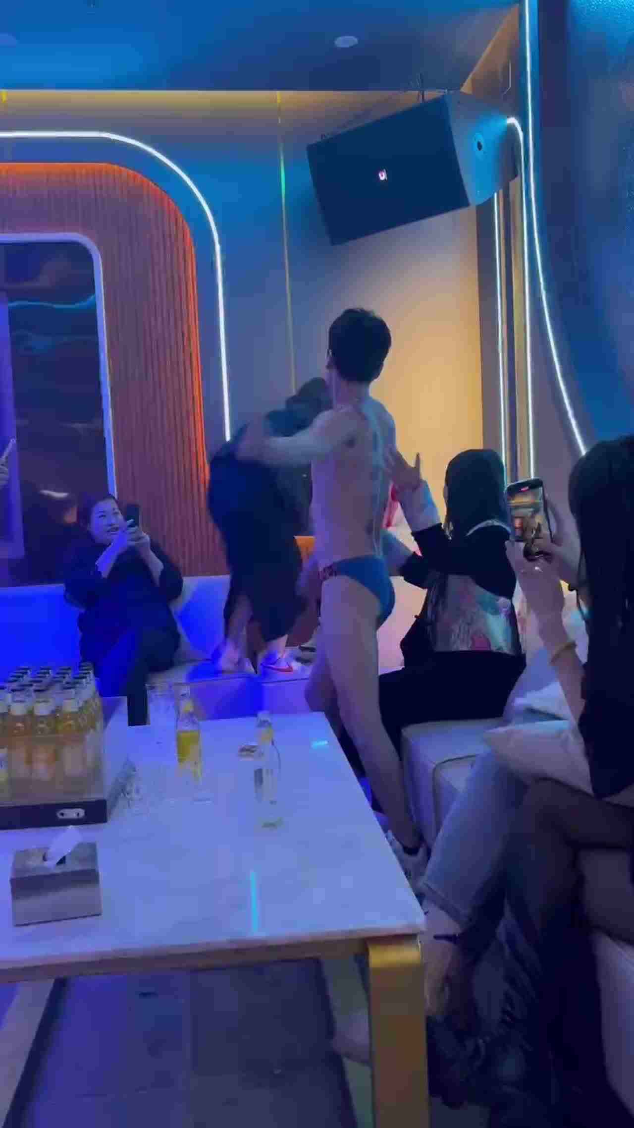  鸭子裸舞勾引富婆打赏 的剧照2