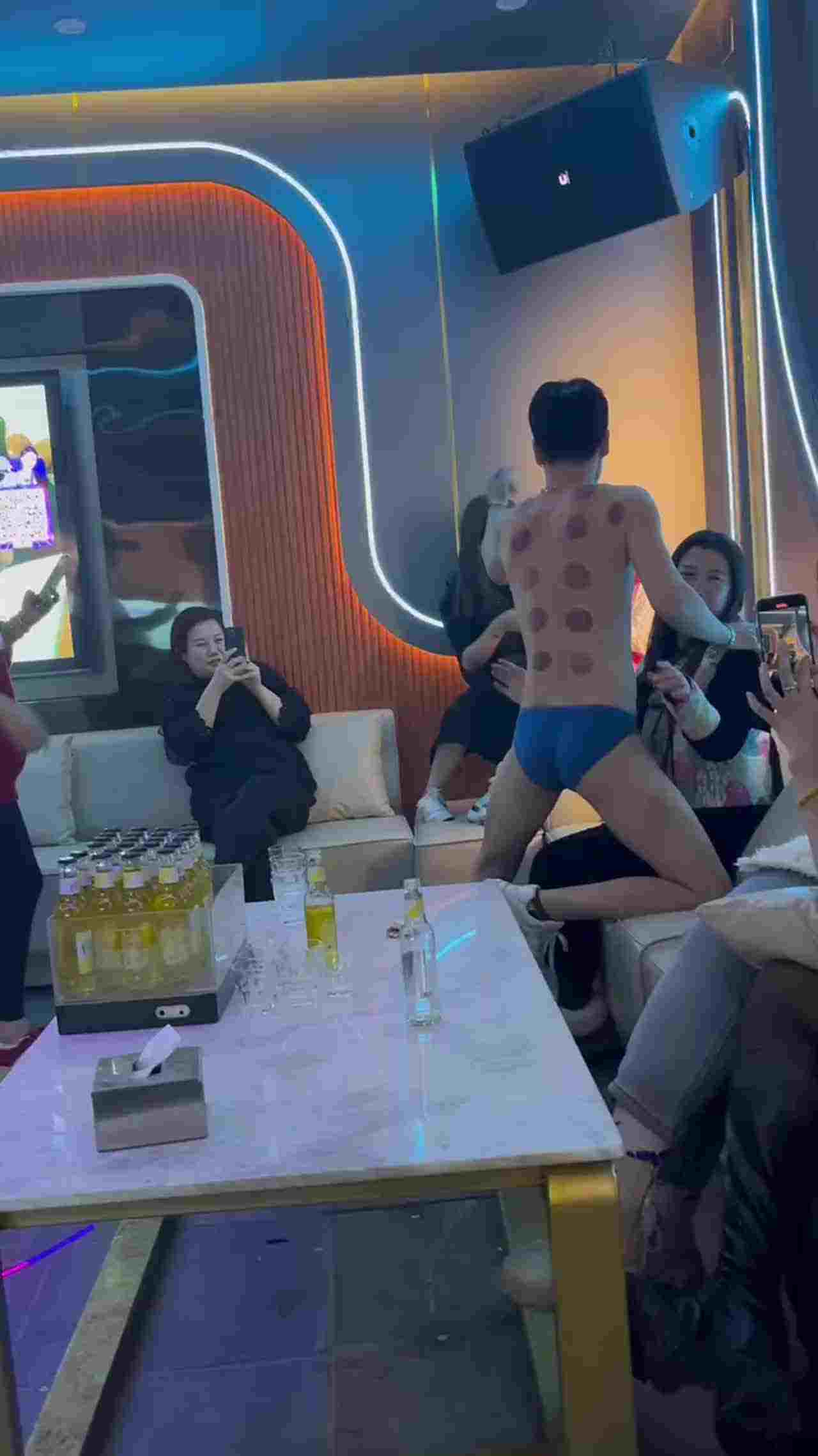  鸭子裸舞勾引富婆打赏 的剧照5